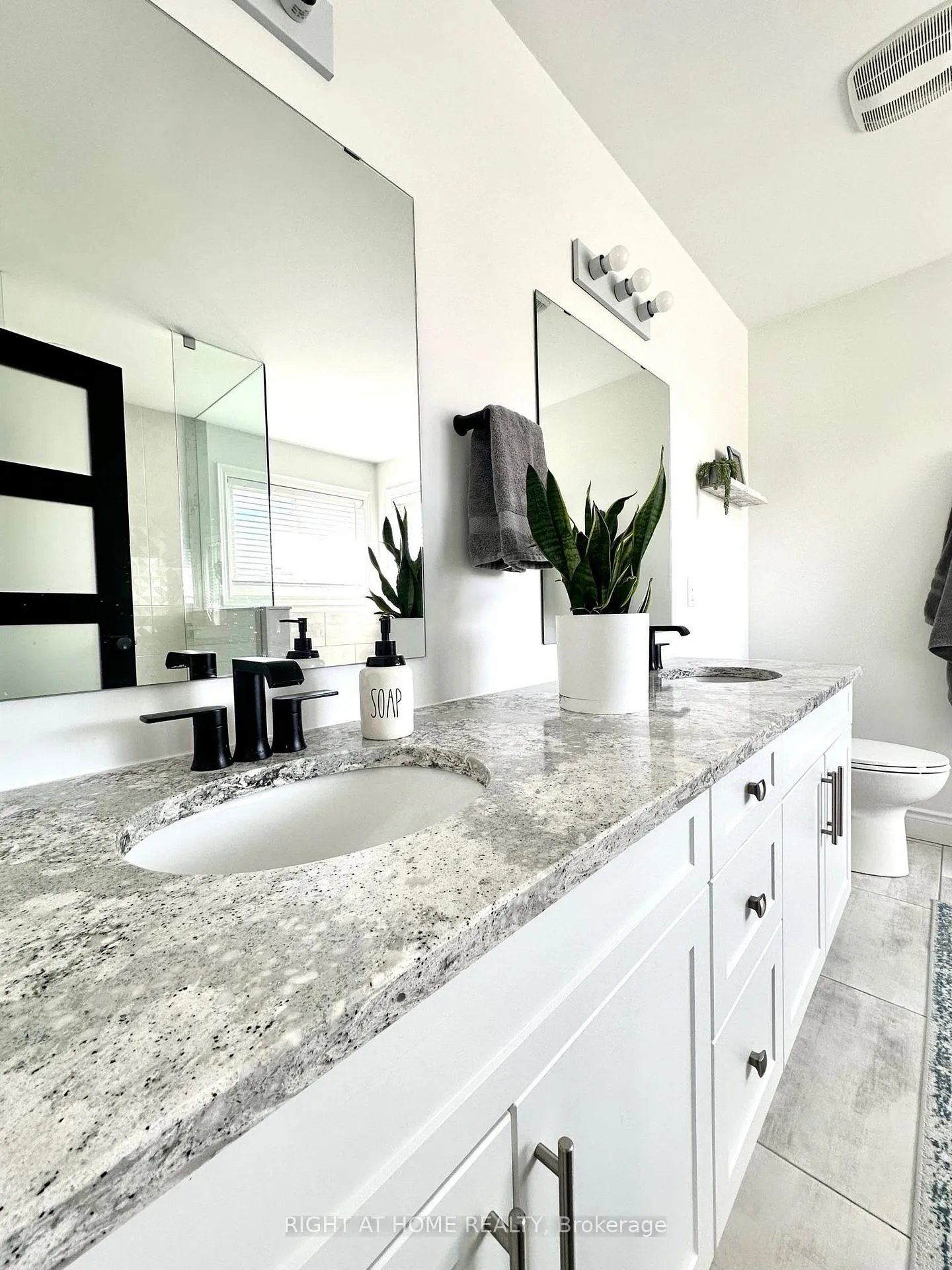 Photo 15 of 1536 Dunedin Crescent, Oshawa, Taunton — HOMEH