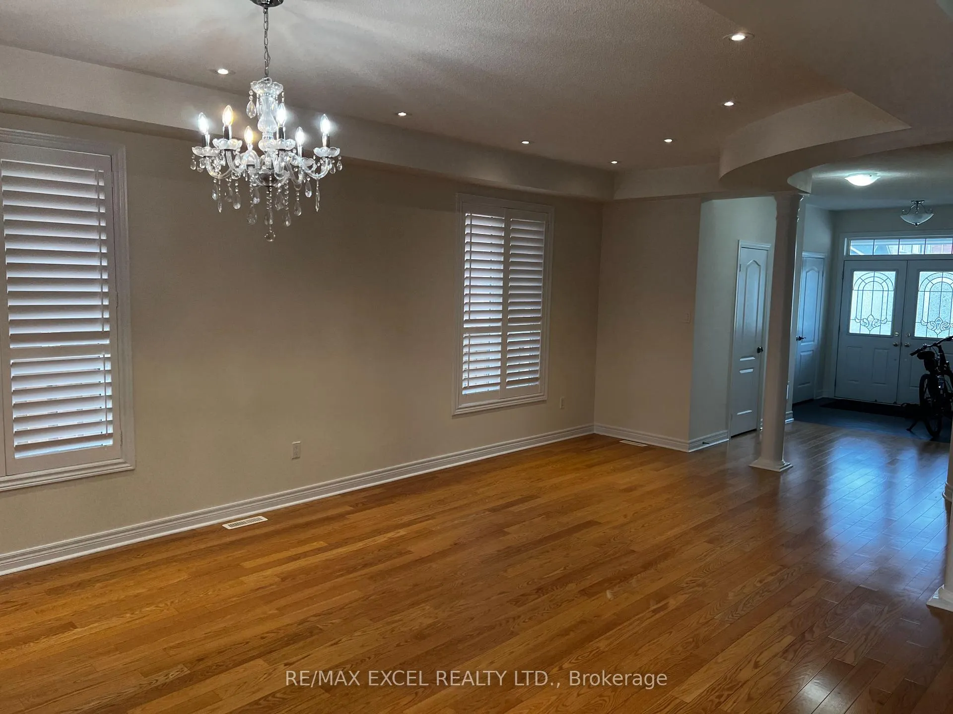 Photo 4 of 320 Carrier Crescent, Vaughan, Patterson — HOMEH