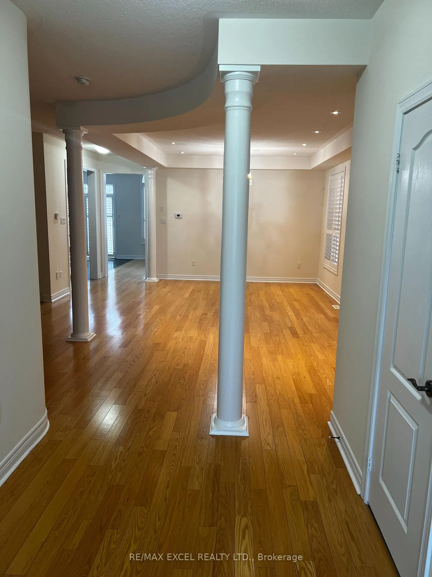 Photo 5 of 320 Carrier Crescent, Vaughan, Patterson — HOMEH