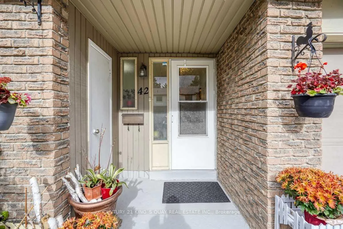 Photo 2 of 42 Knightsbridge Way, Markham, Markham Village — HOMEH