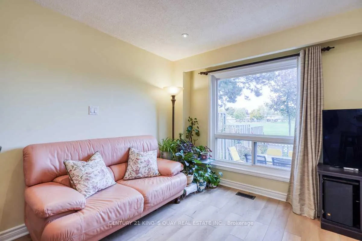 Photo 7 of 42 Knightsbridge Way, Markham, Markham Village — HOMEH