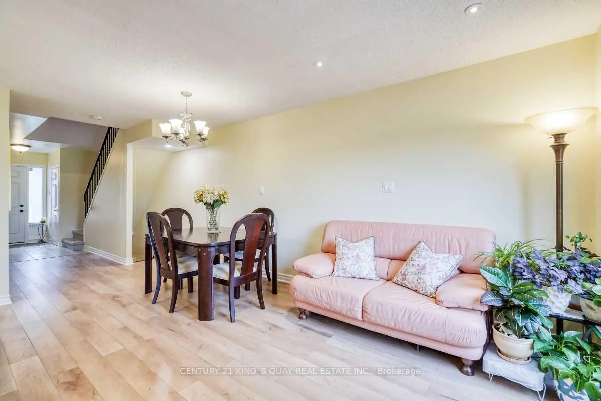 Photo 8 of 42 Knightsbridge Way, Markham, Markham Village — HOMEH