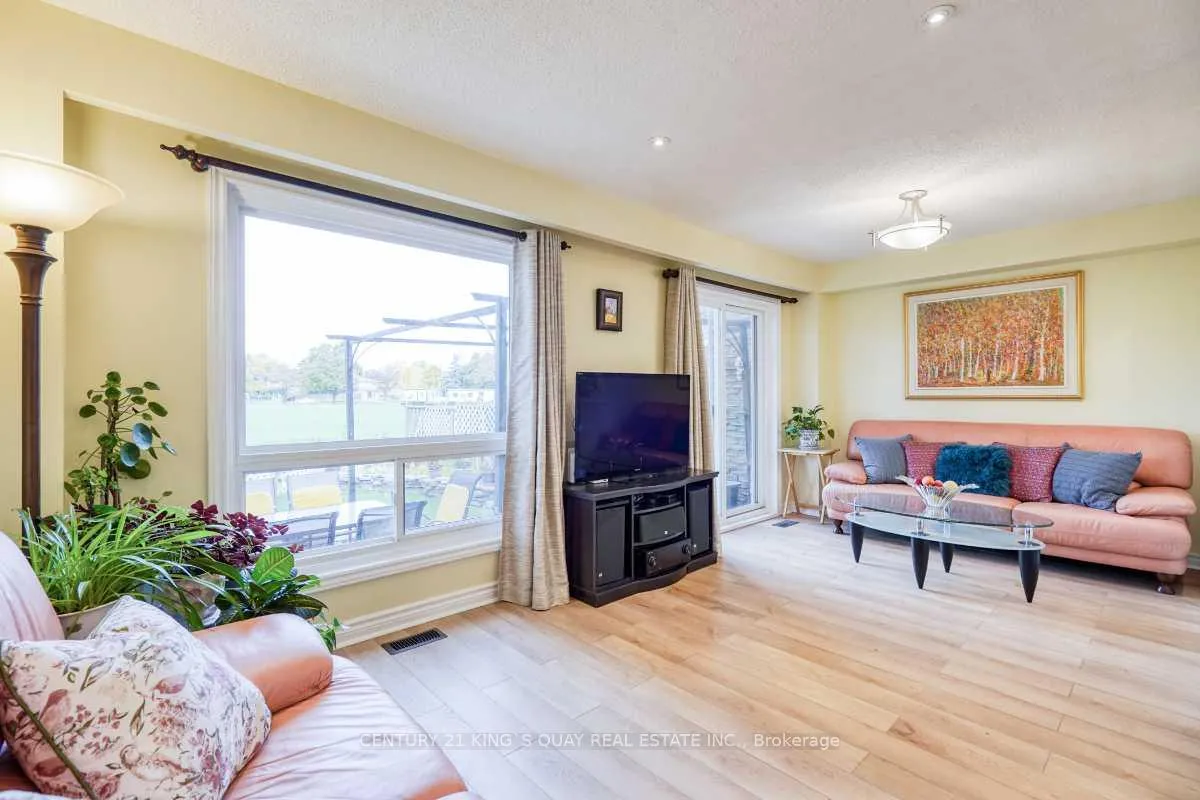 Photo 9 of 42 Knightsbridge Way, Markham, Markham Village — HOMEH