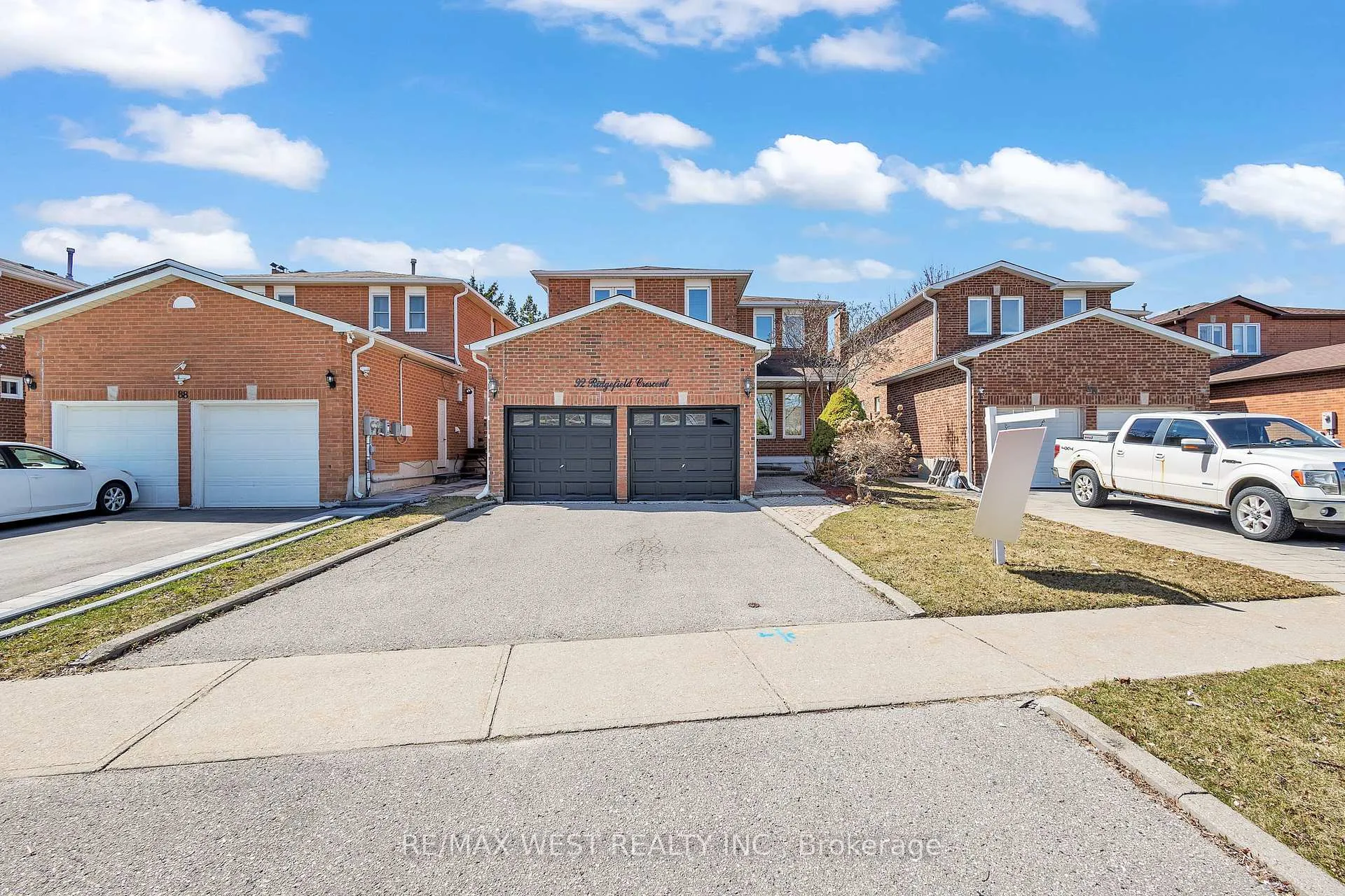 Photo 2 of 92 Ridgefield Crescent, Vaughan, Maple — HOMEH