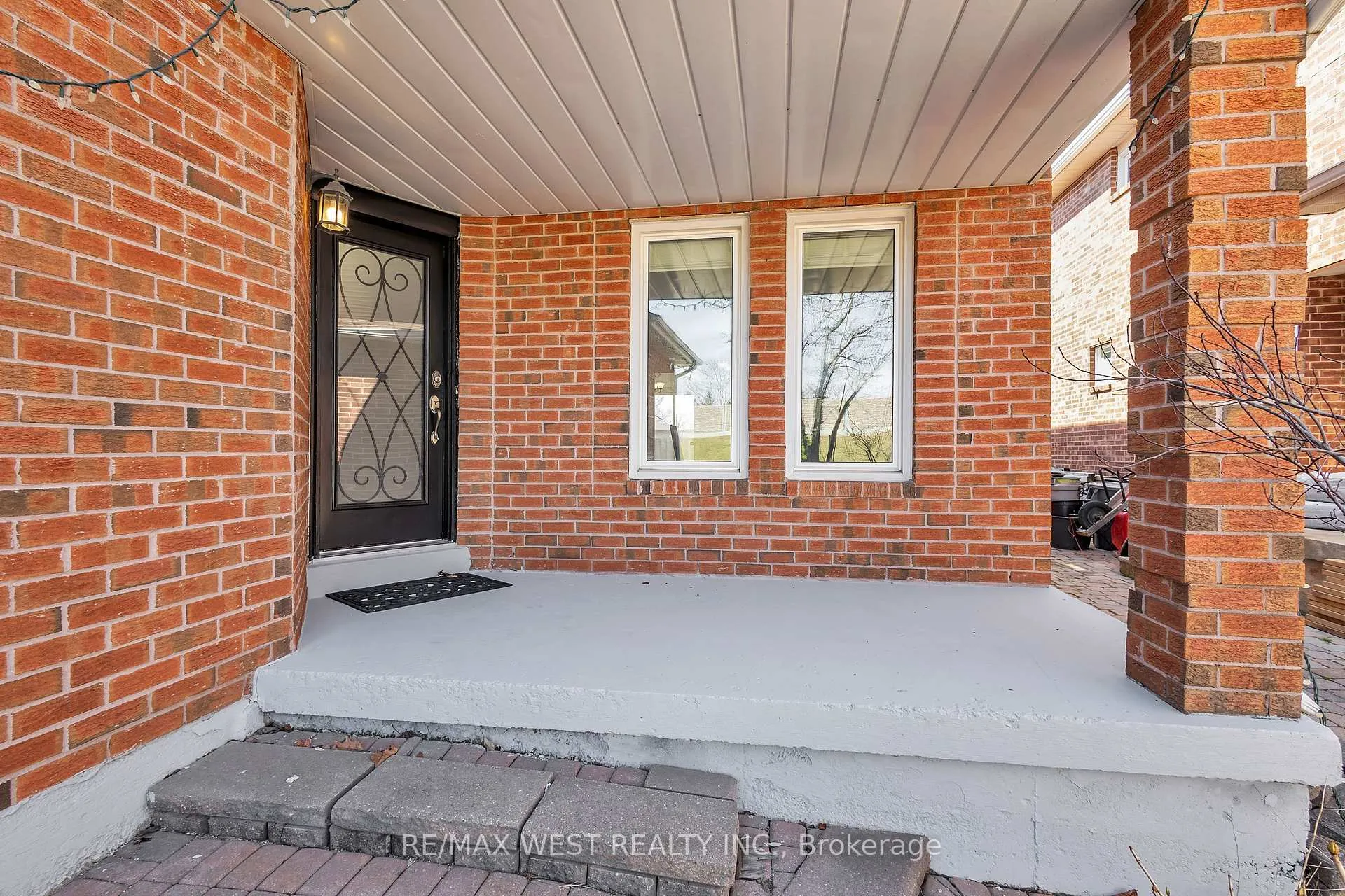 Photo 3 of 92 Ridgefield Crescent, Vaughan, Maple — HOMEH