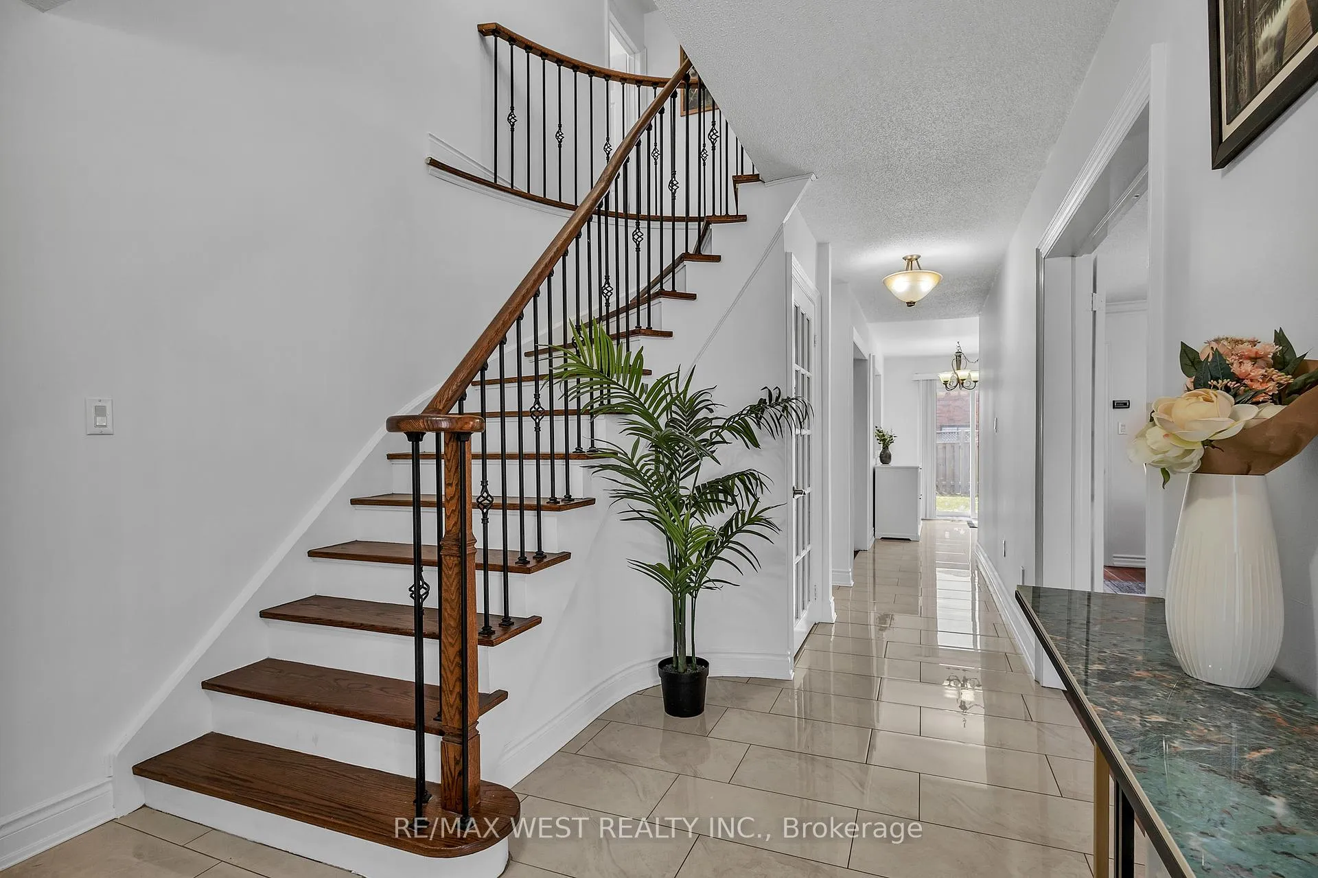 Photo 4 of 92 Ridgefield Crescent, Vaughan, Maple — HOMEH