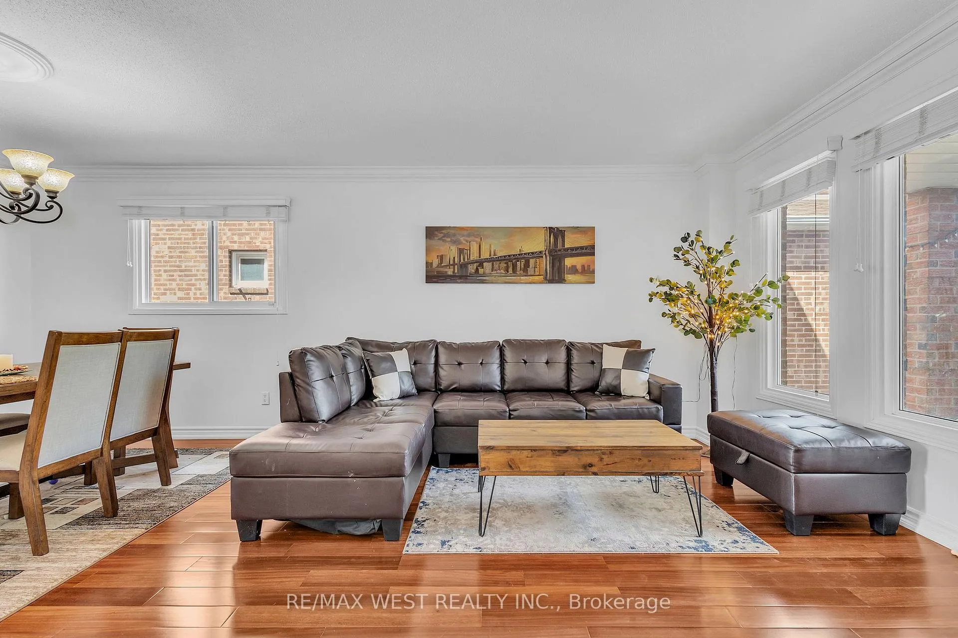Photo 5 of 92 Ridgefield Crescent, Vaughan, Maple — HOMEH