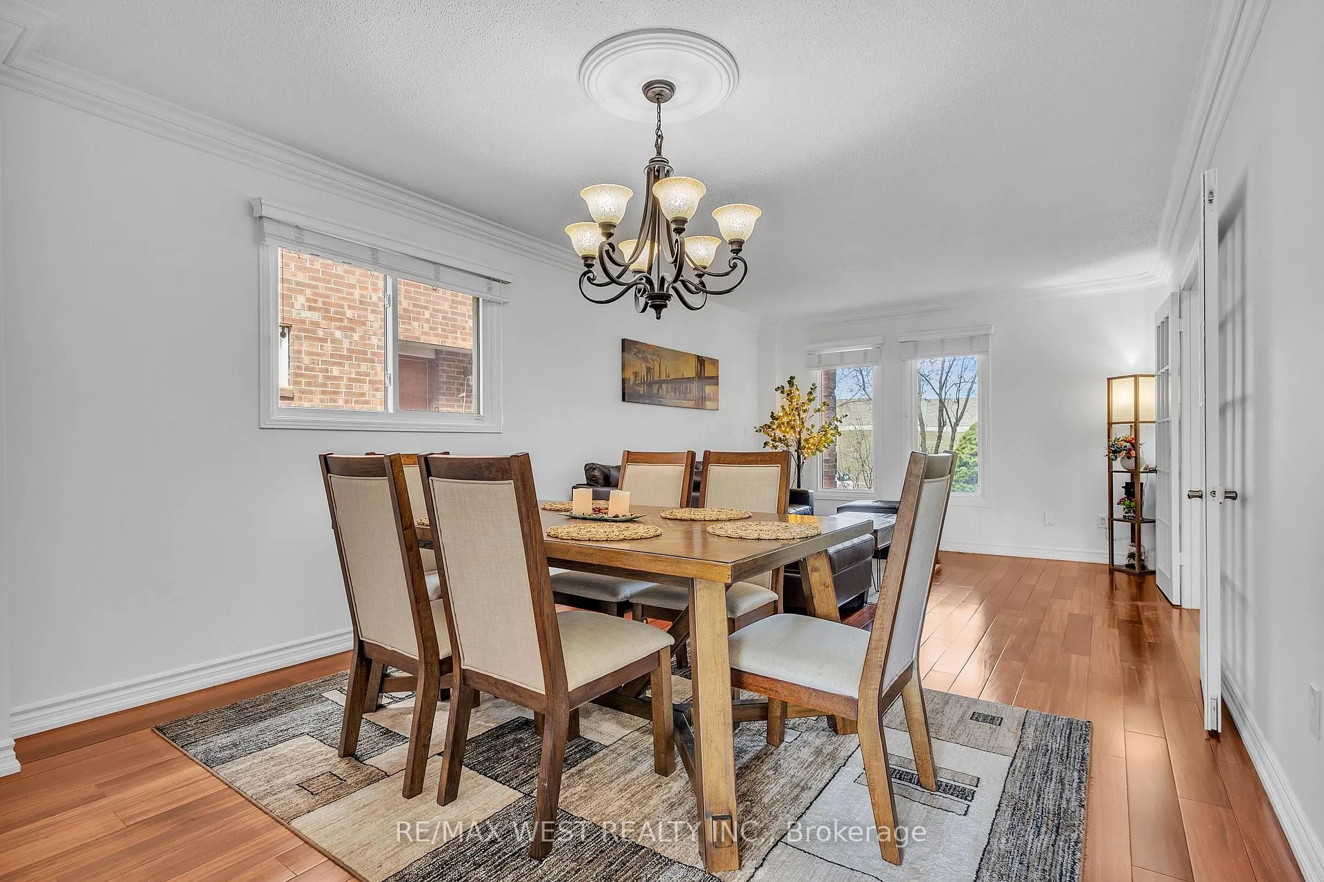 Photo 8 of 92 Ridgefield Crescent, Vaughan, Maple — HOMEH