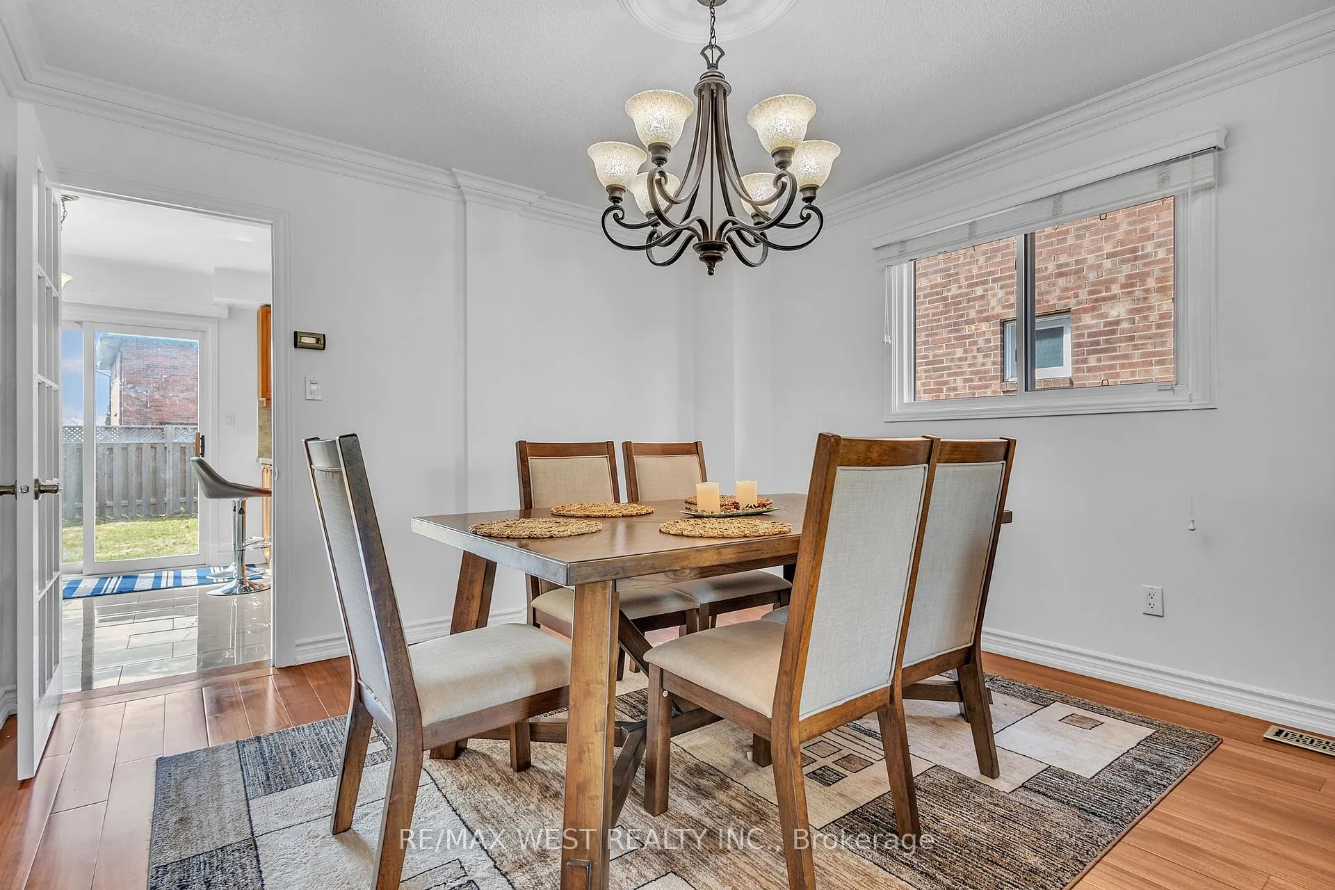 Photo 9 of 92 Ridgefield Crescent, Vaughan, Maple — HOMEH
