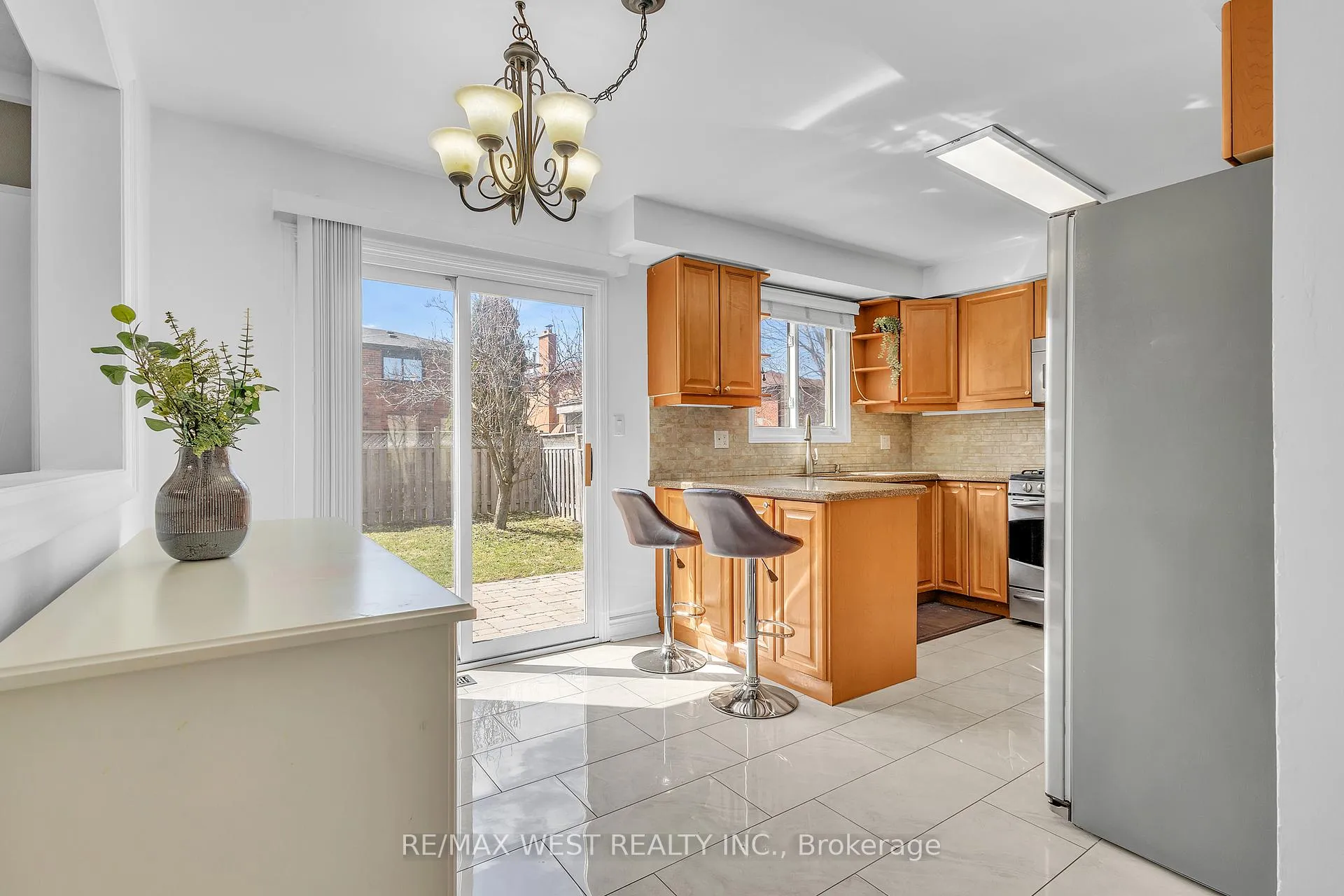 Photo 13 of 92 Ridgefield Crescent, Vaughan, Maple — HOMEH