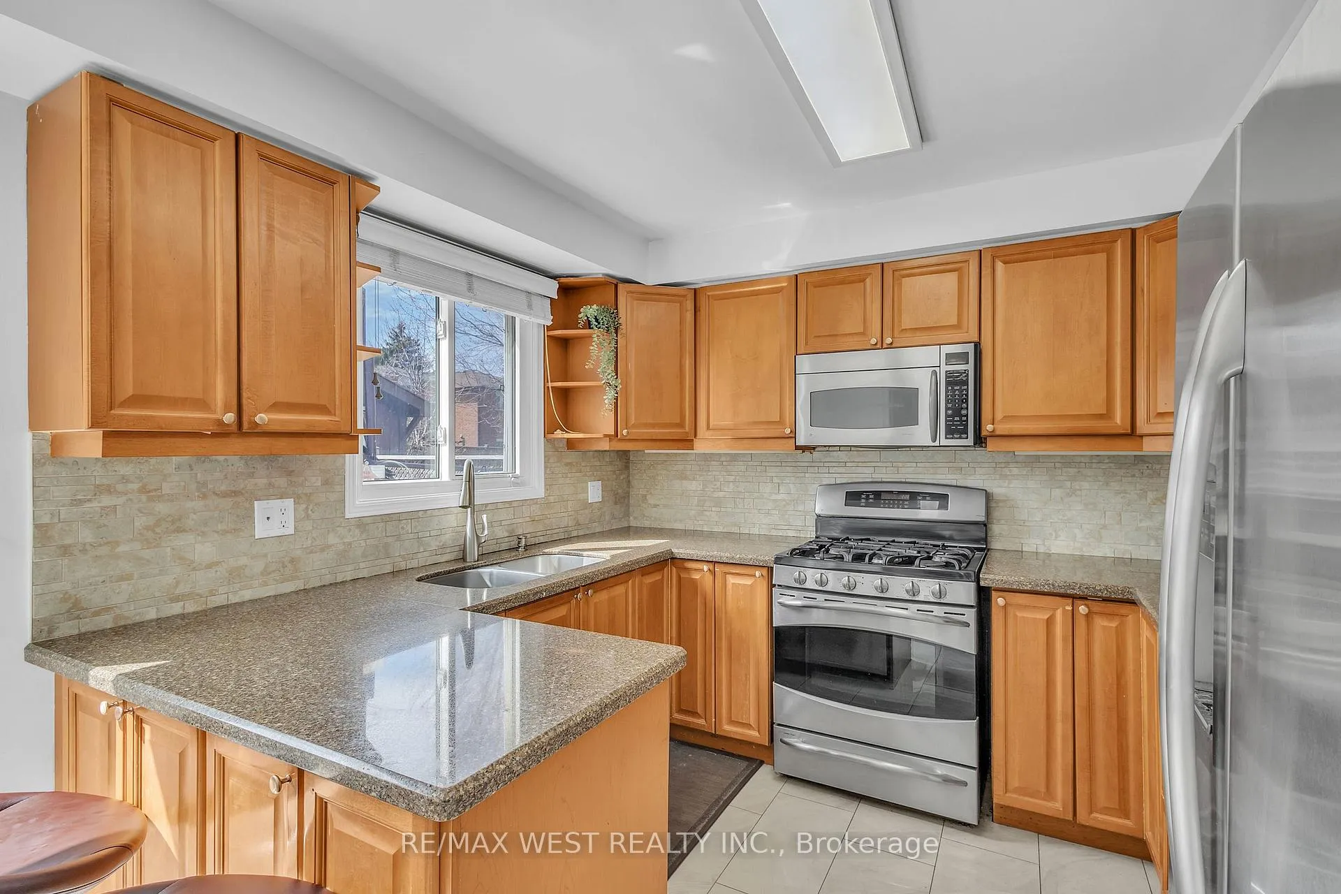 Photo 16 of 92 Ridgefield Crescent, Vaughan, Maple — HOMEH