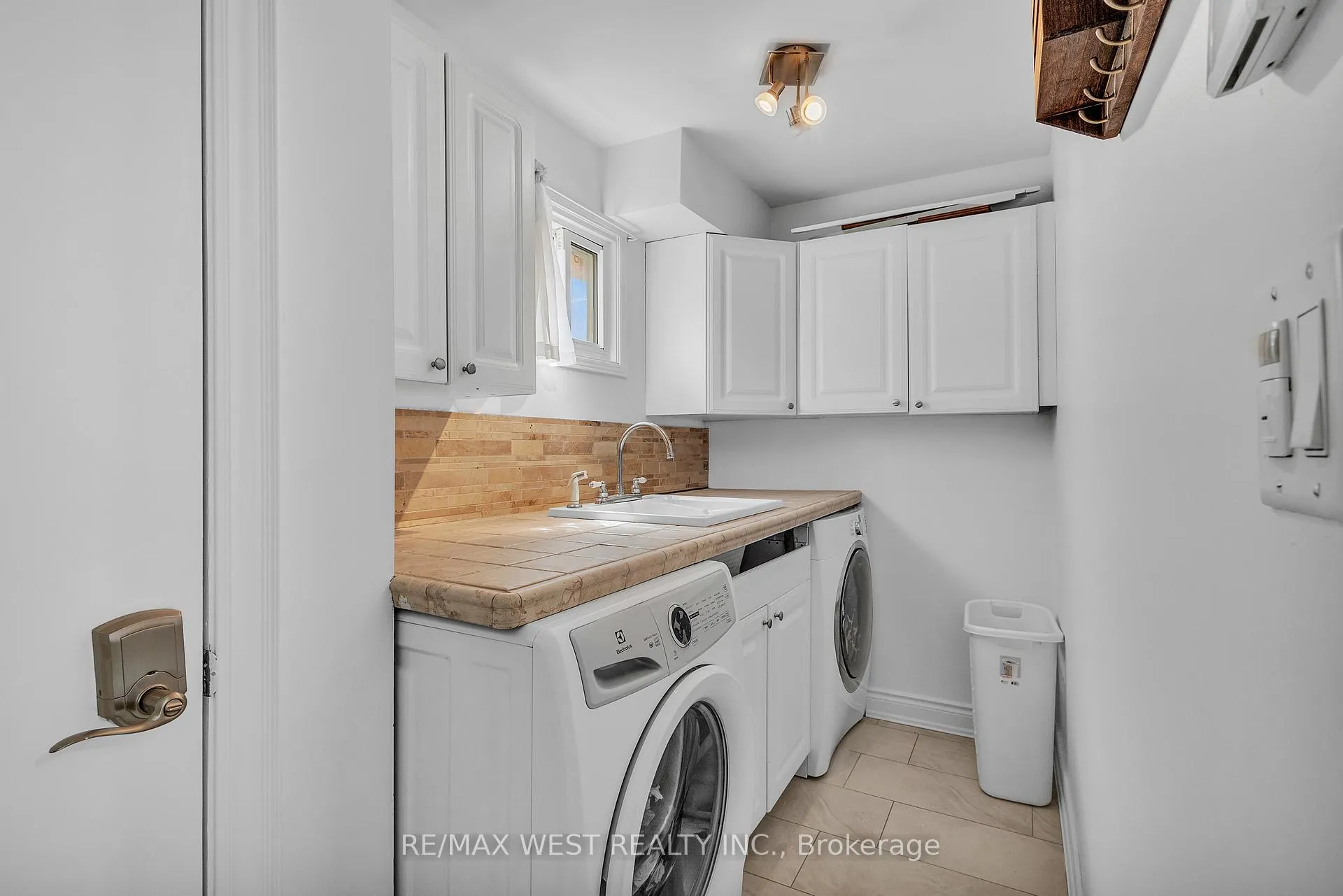 Photo 18 of 92 Ridgefield Crescent, Vaughan, Maple — HOMEH