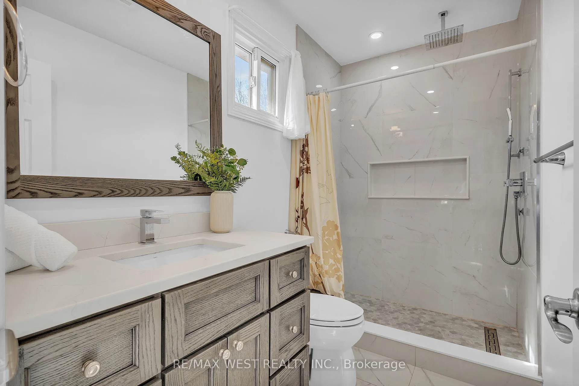 Photo 23 of 92 Ridgefield Crescent, Vaughan, Maple — HOMEH