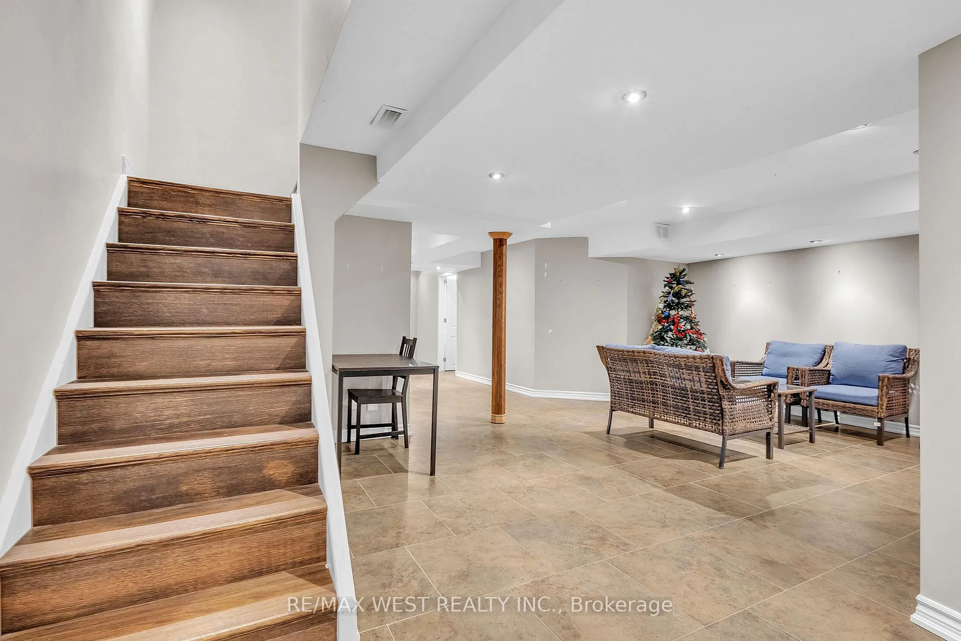 Photo 29 of 92 Ridgefield Crescent, Vaughan, Maple — HOMEH