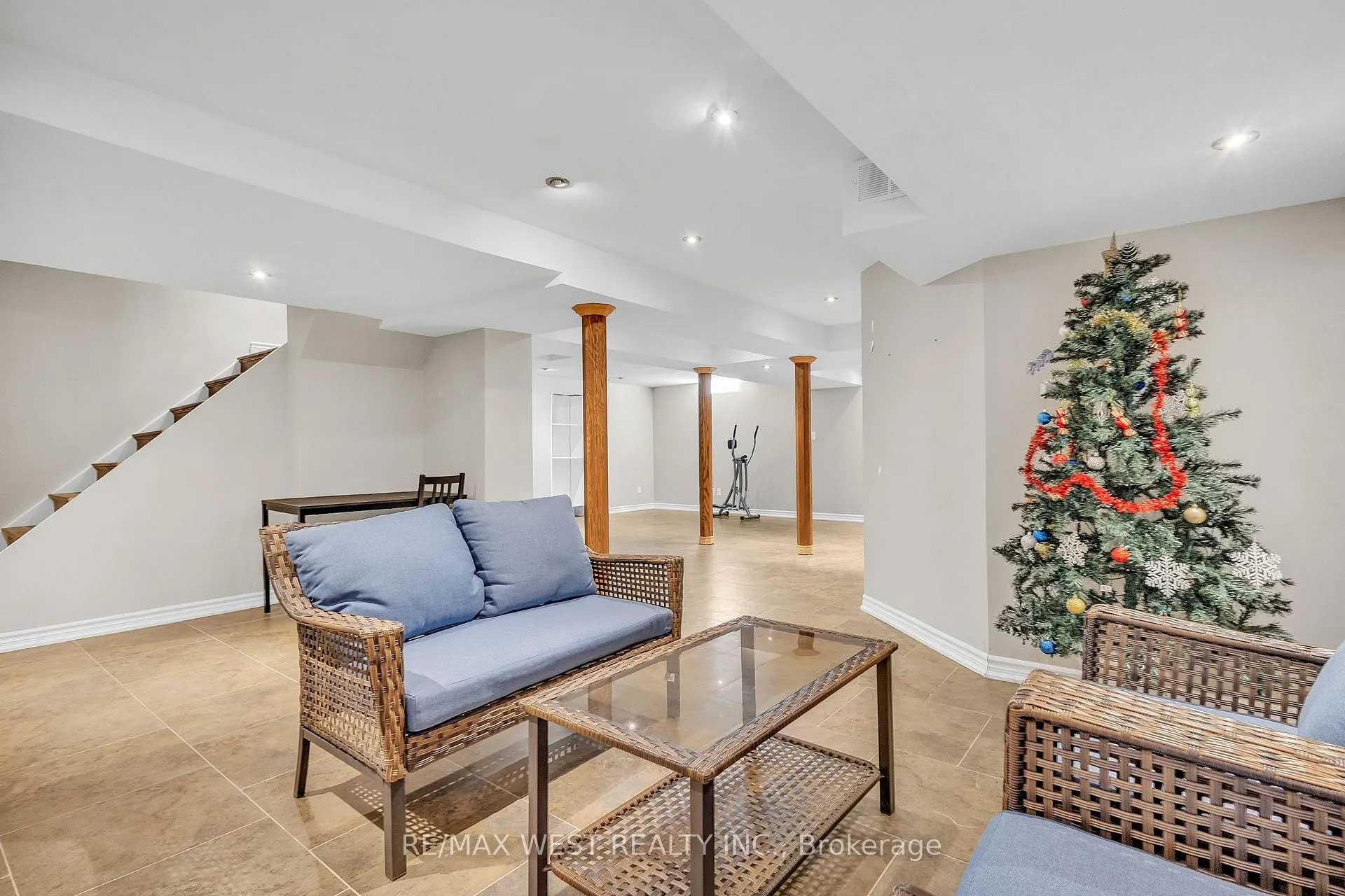 Photo 30 of 92 Ridgefield Crescent, Vaughan, Maple — HOMEH