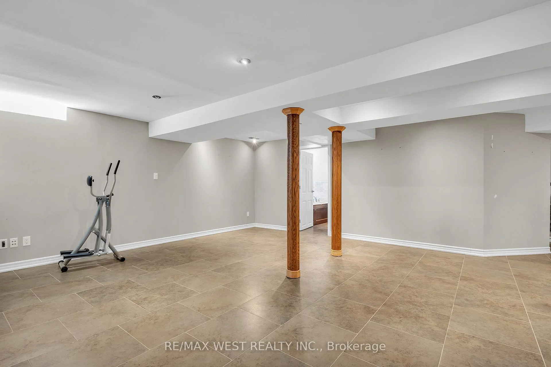 Photo 31 of 92 Ridgefield Crescent, Vaughan, Maple — HOMEH
