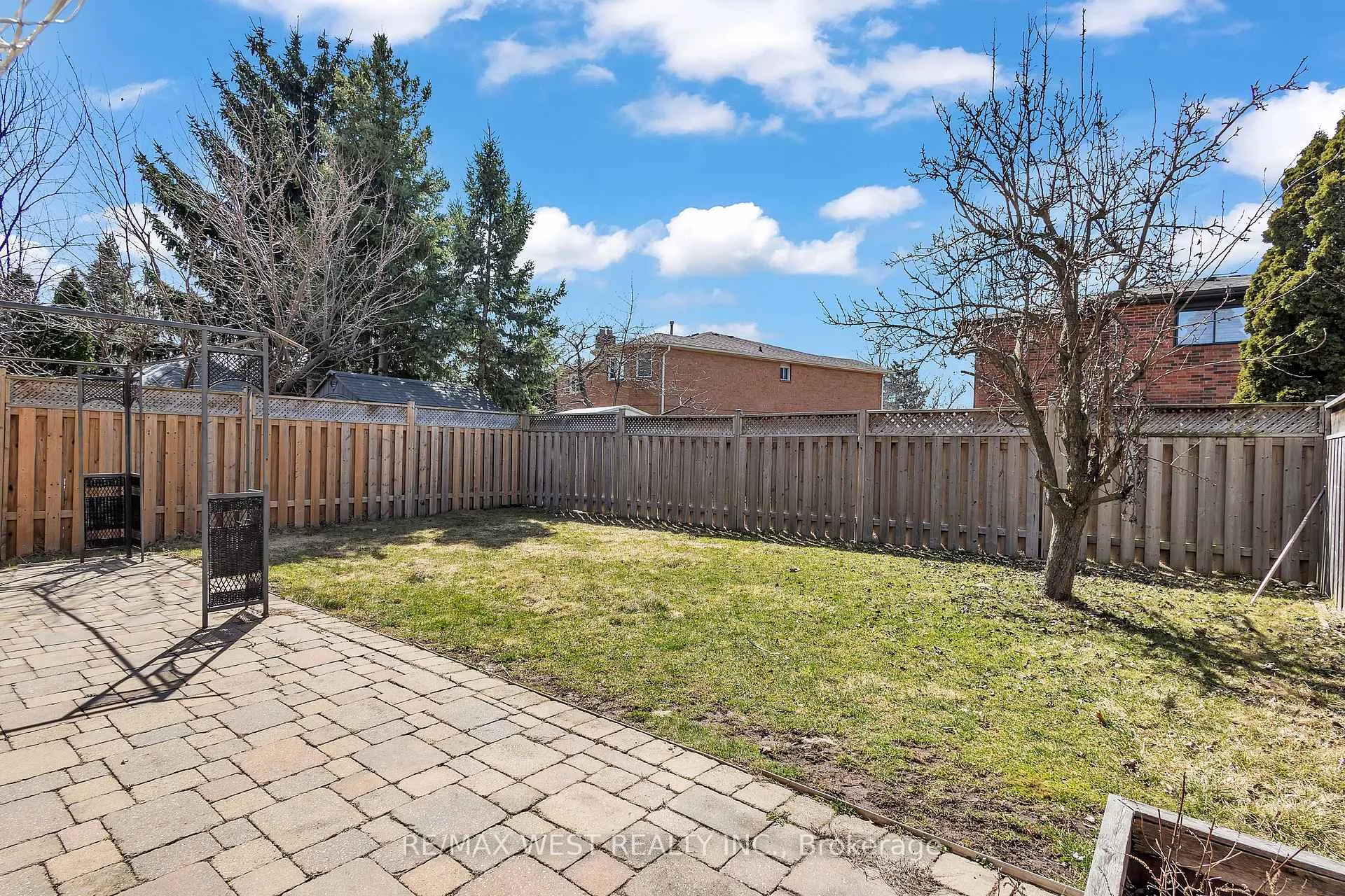 Photo 37 of 92 Ridgefield Crescent, Vaughan, Maple — HOMEH
