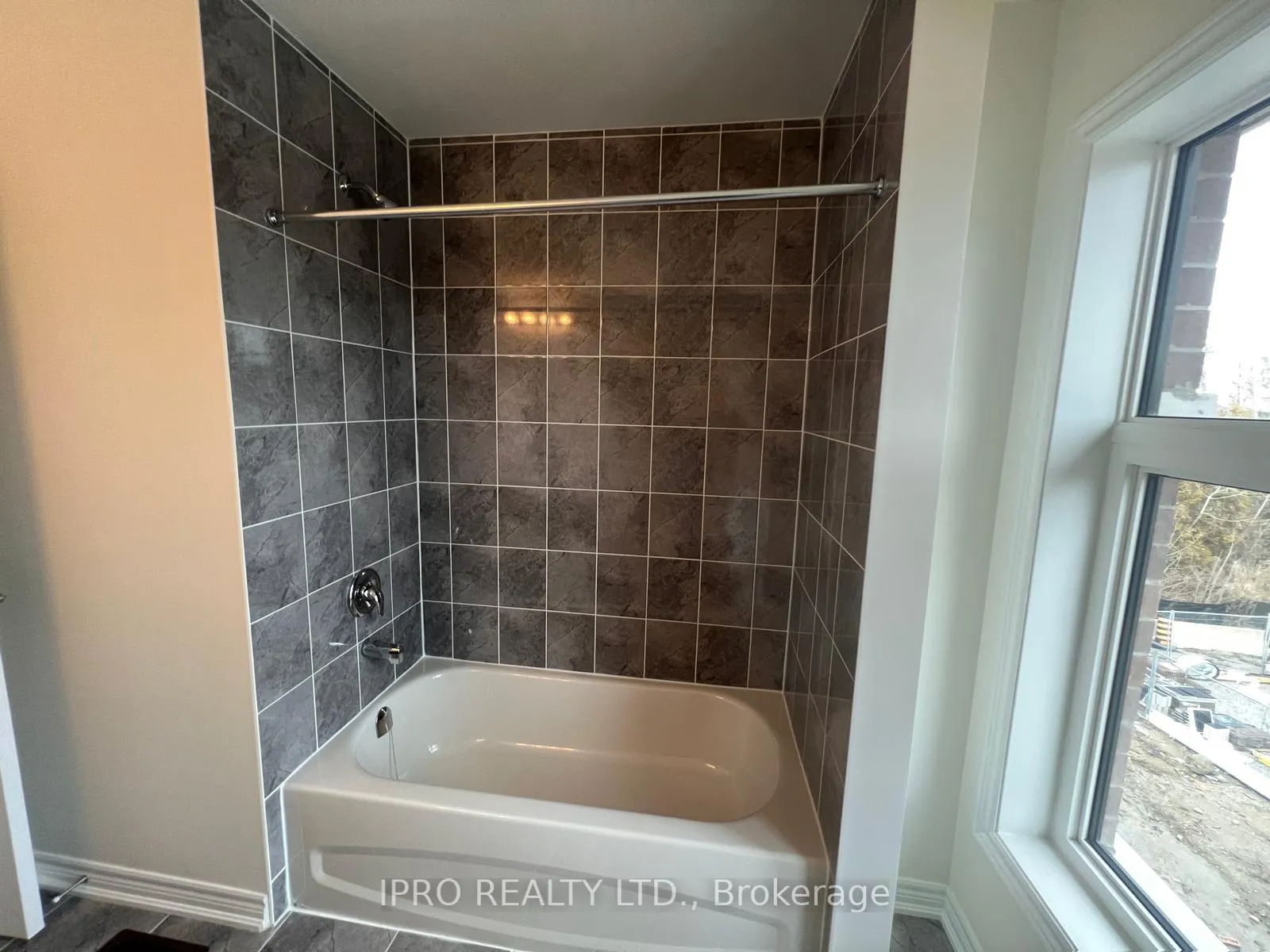 Photo 17 of 1302 Davis Loop, Innisfil, Lefroy — HOMEH