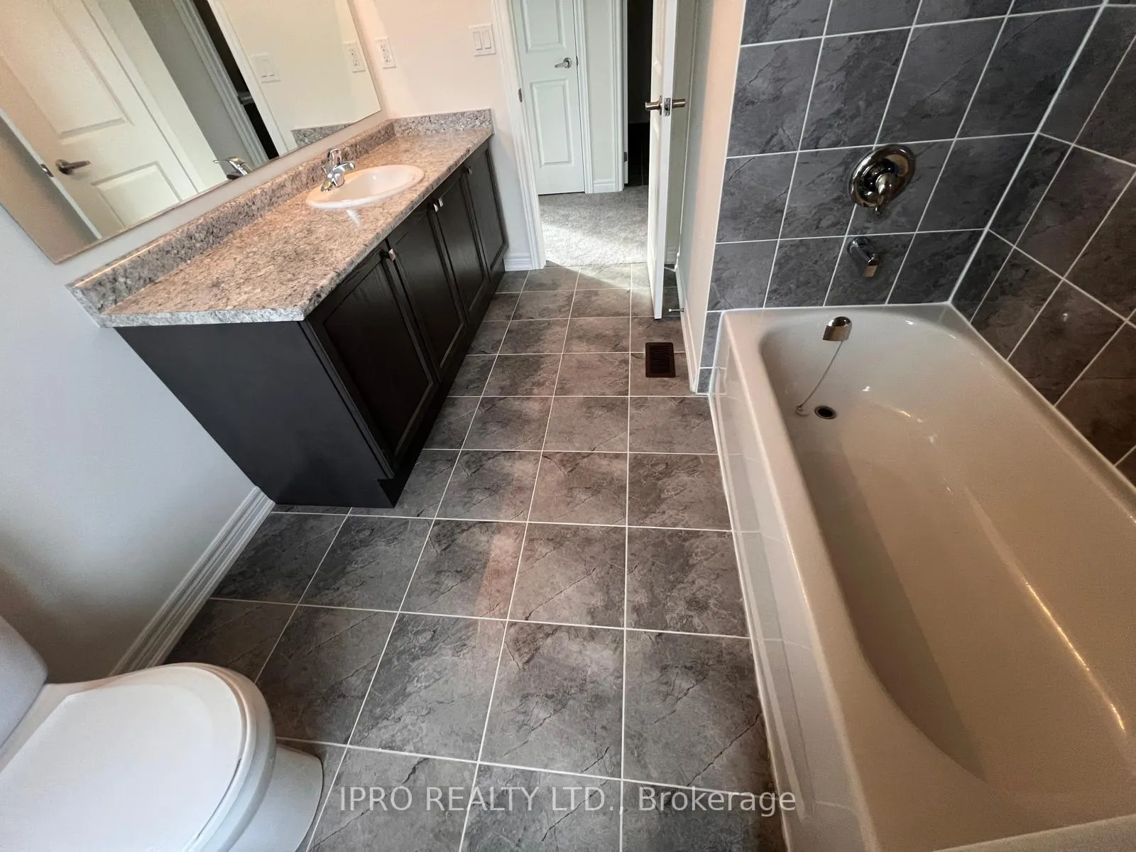 Photo 18 of 1302 Davis Loop, Innisfil, Lefroy — HOMEH