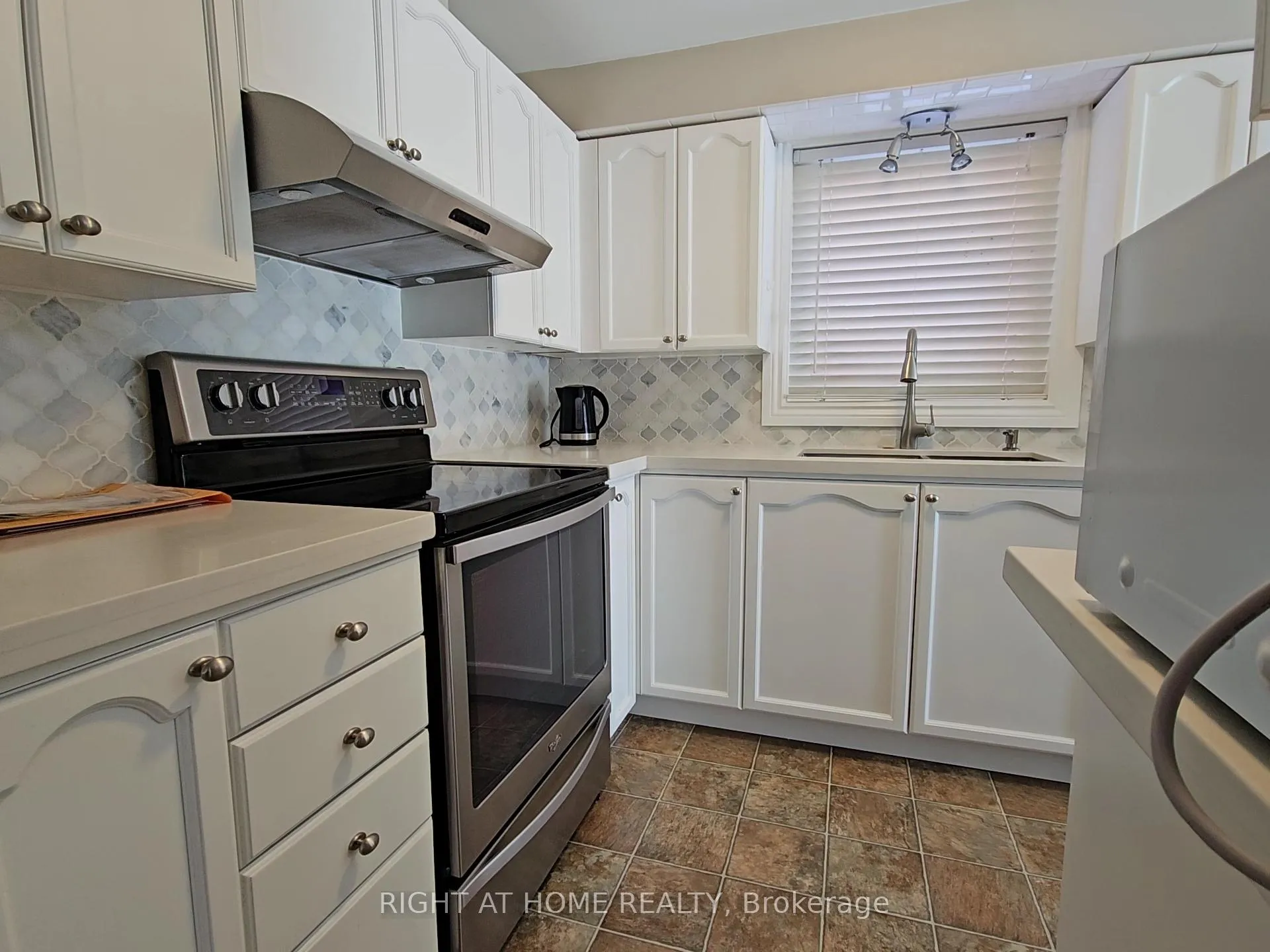 Photo 6 of 3 Wessenger Drive, Barrie, Holly — HOMEH