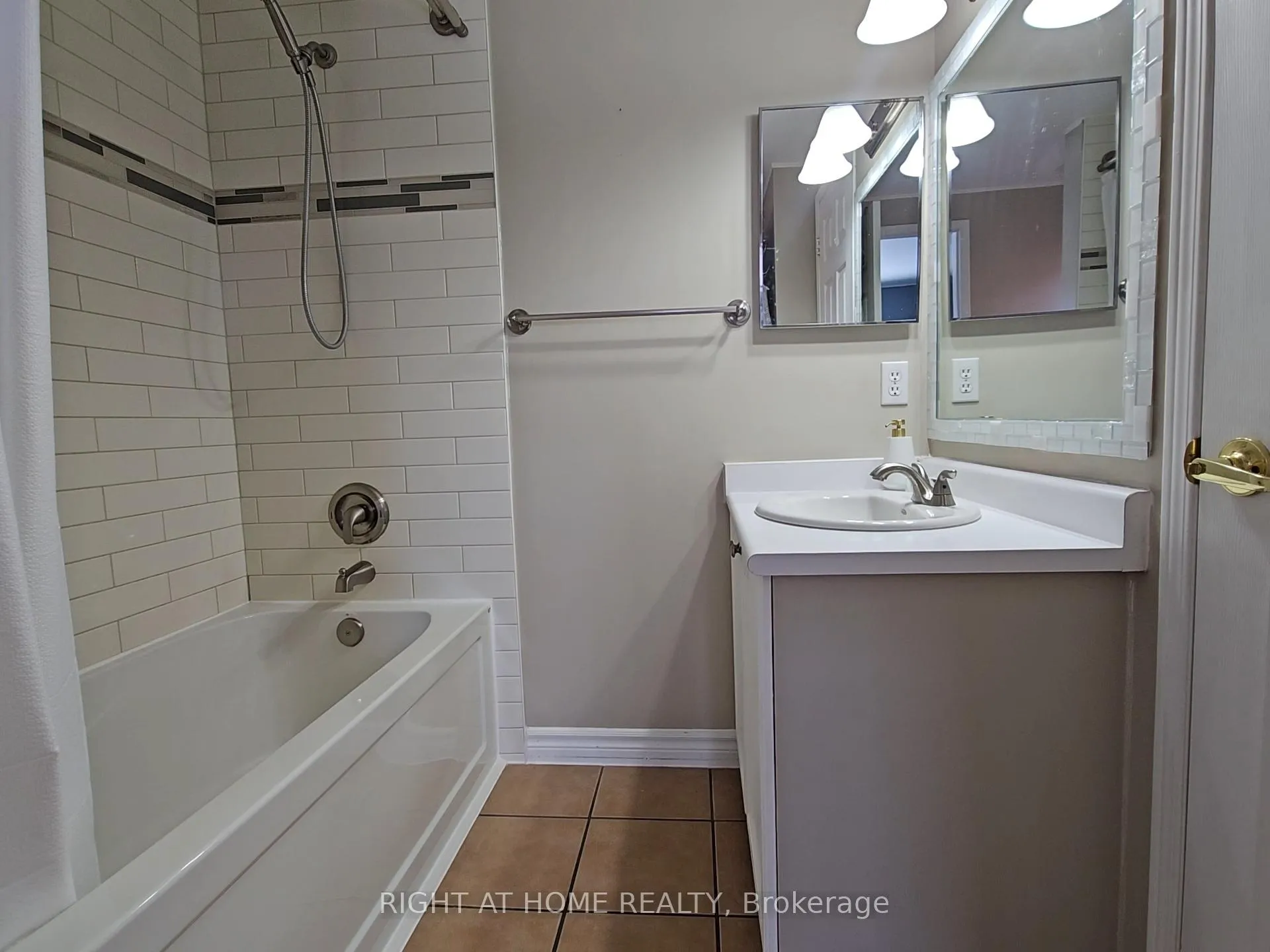 Photo 10 of 3 Wessenger Drive, Barrie, Holly — HOMEH
