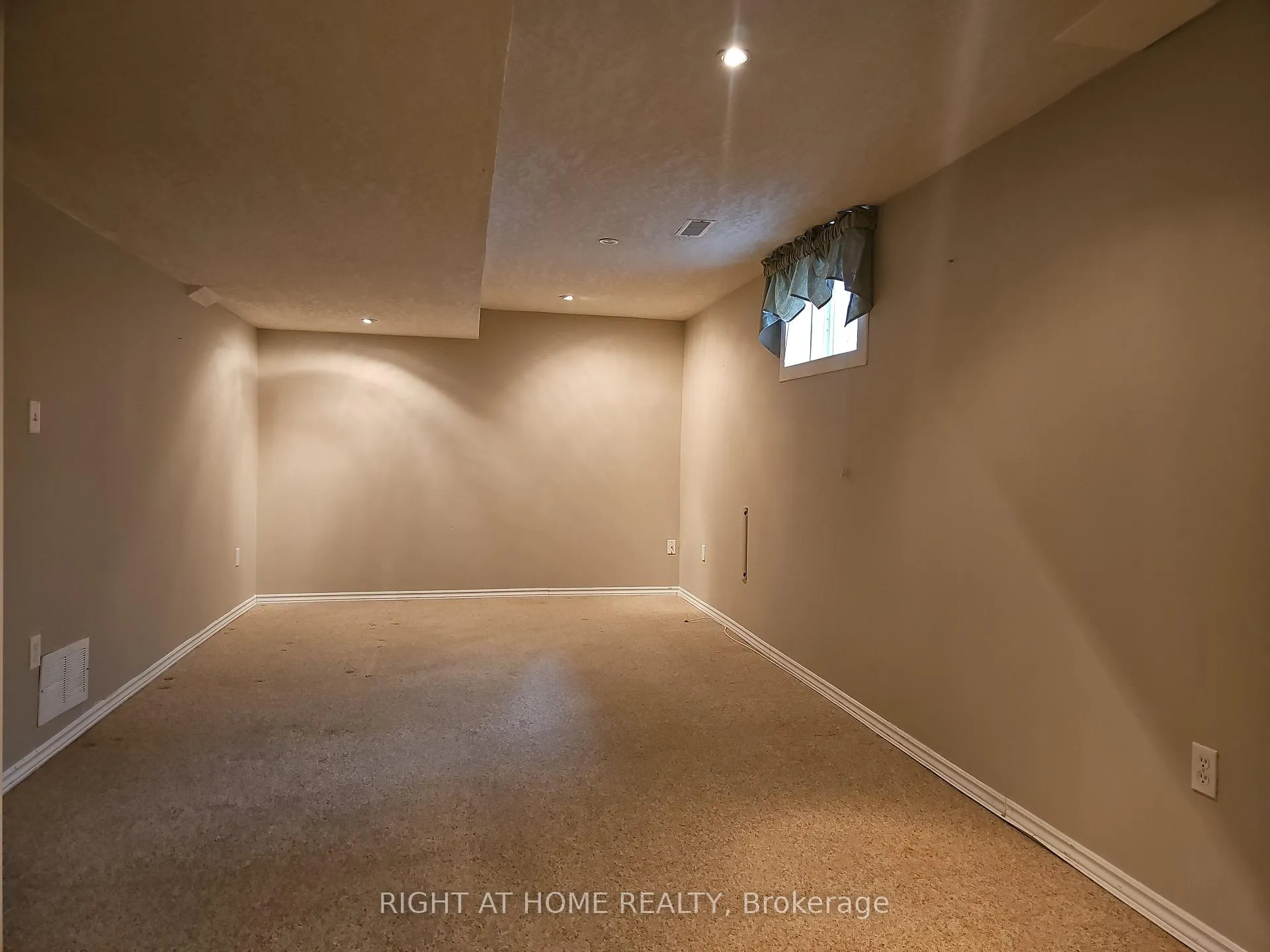 Photo 16 of 3 Wessenger Drive, Barrie, Holly — HOMEH