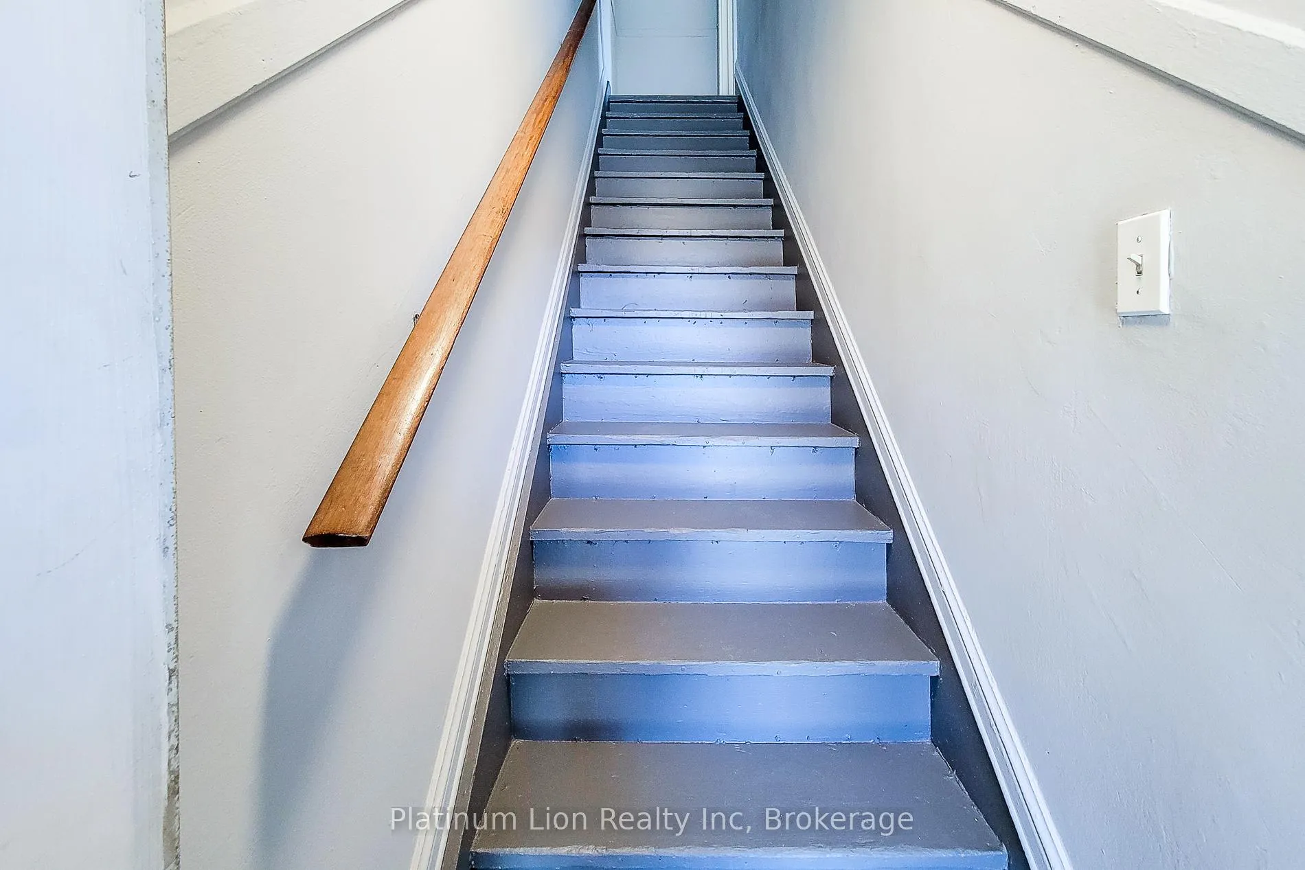 Photo 3 of 254 1/2 Emerald Street N, Hamilton, Stinson — HOMEH