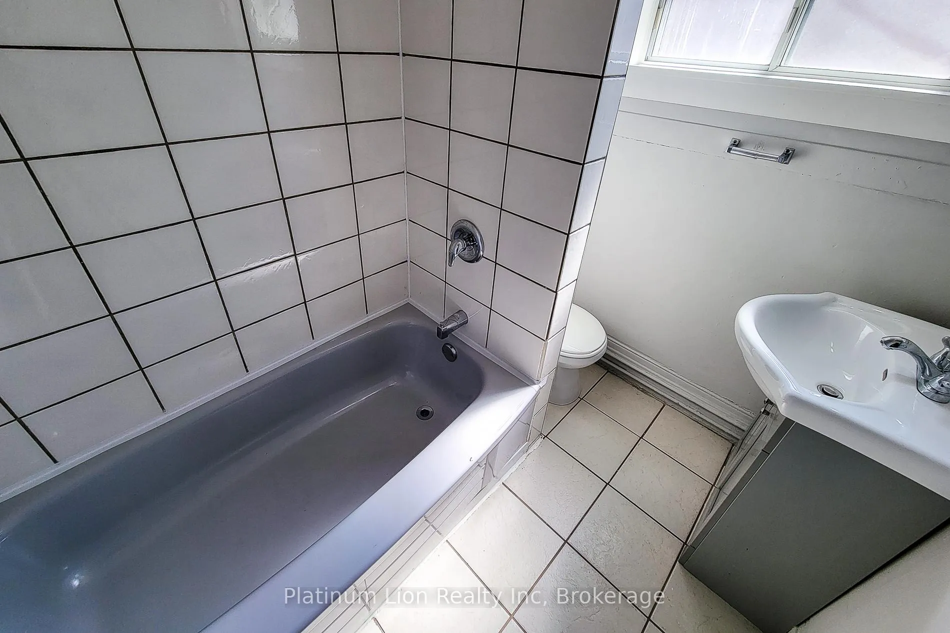 Photo 18 of 254 1/2 Emerald Street N, Hamilton, Stinson — HOMEH