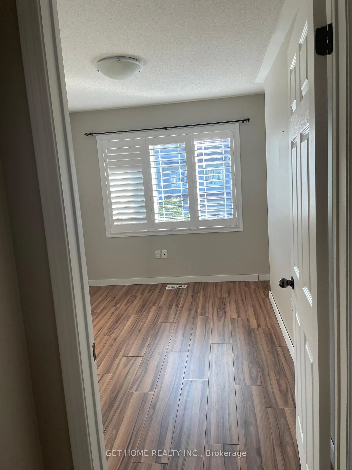 Photo 3 of 39 Connell Lane, Clarington, Bowmanville — HOMEH