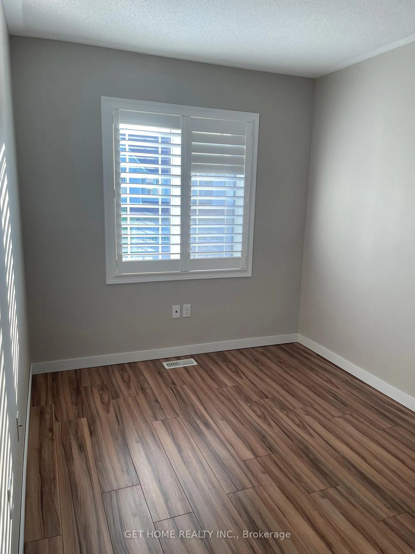 Photo 5 of 39 Connell Lane, Clarington, Bowmanville — HOMEH