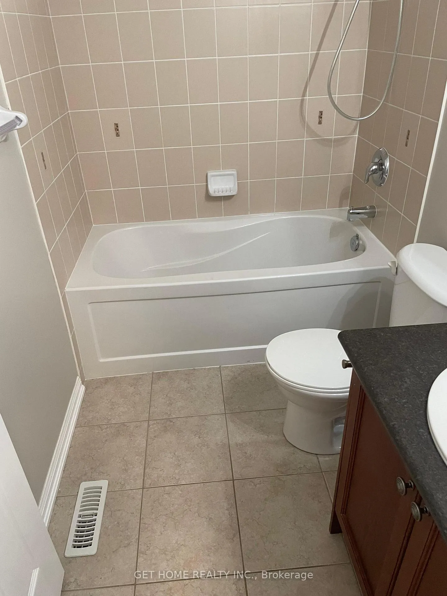 Photo 8 of 39 Connell Lane, Clarington, Bowmanville — HOMEH