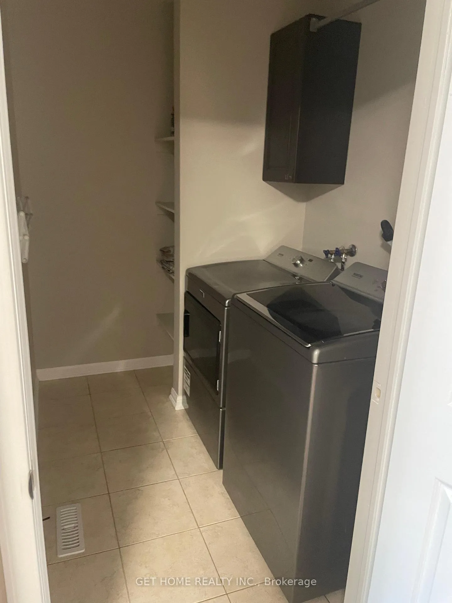 Photo 10 of 39 Connell Lane, Clarington, Bowmanville — HOMEH