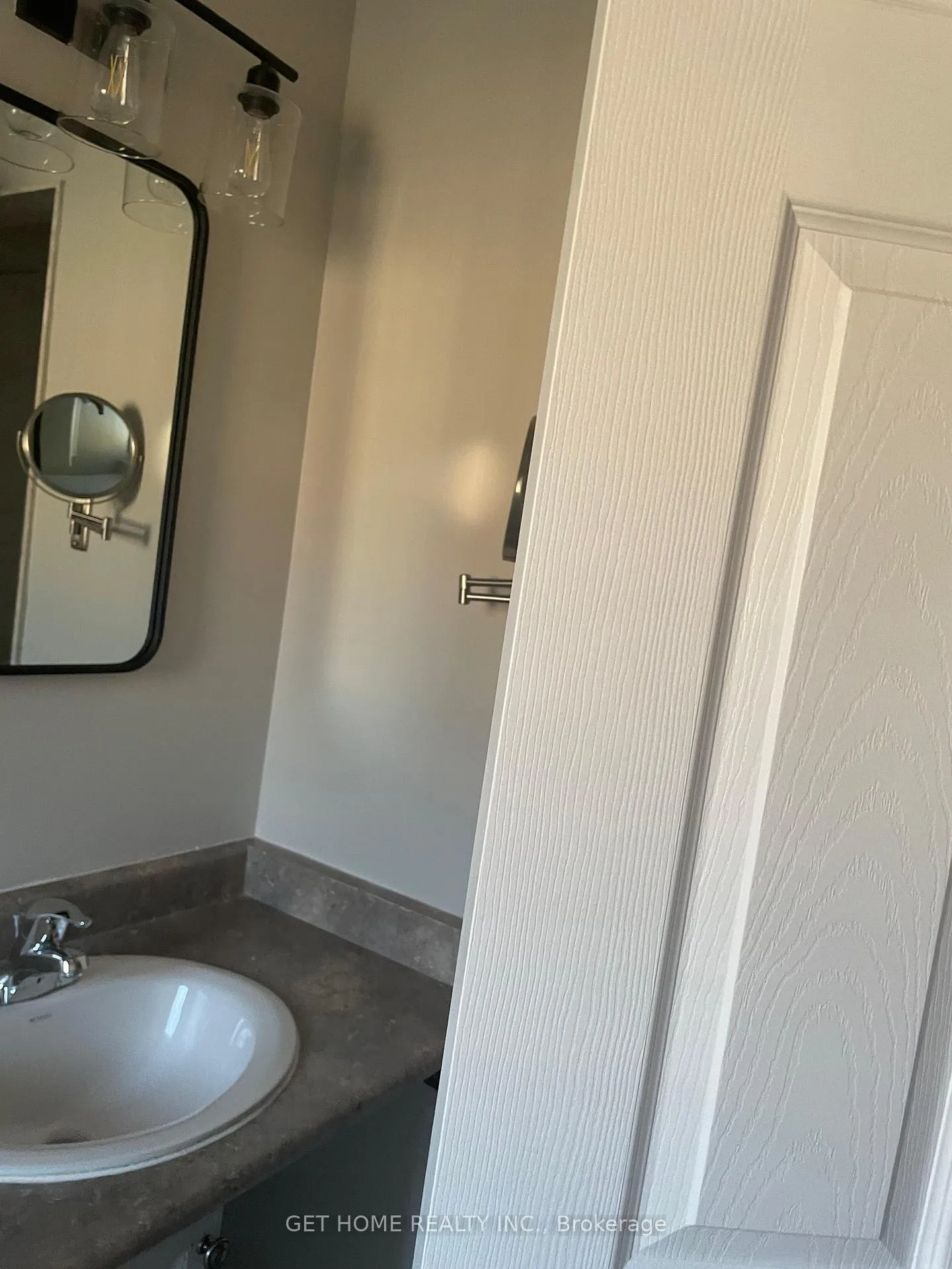 Photo 15 of 39 Connell Lane, Clarington, Bowmanville — HOMEH