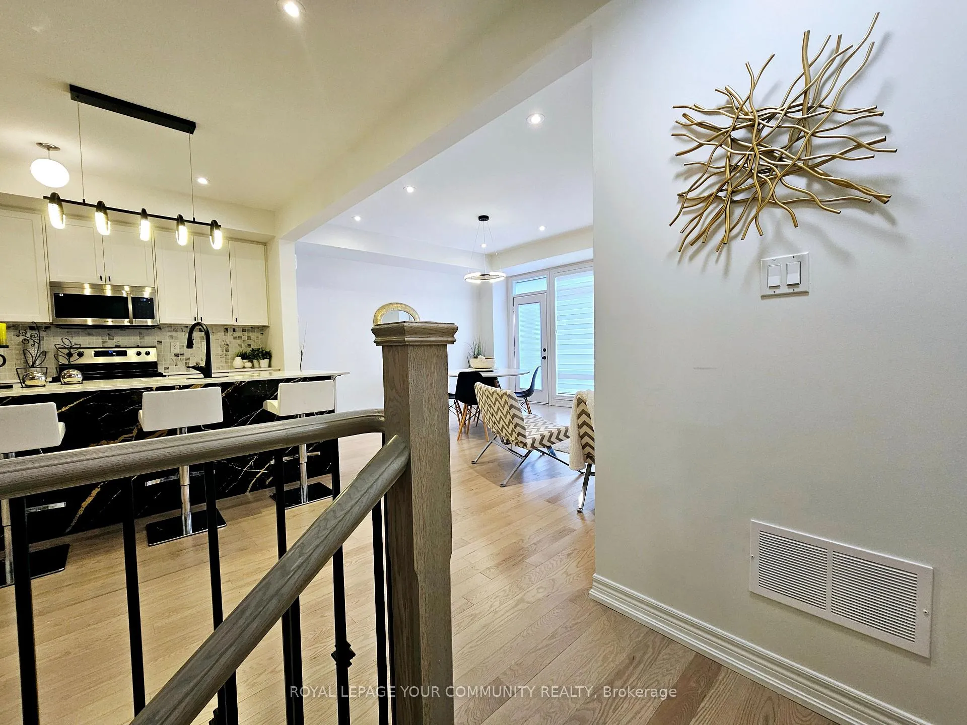 Photo 4 of 10 Broylio Lane, Ajax, South East — HOMEH