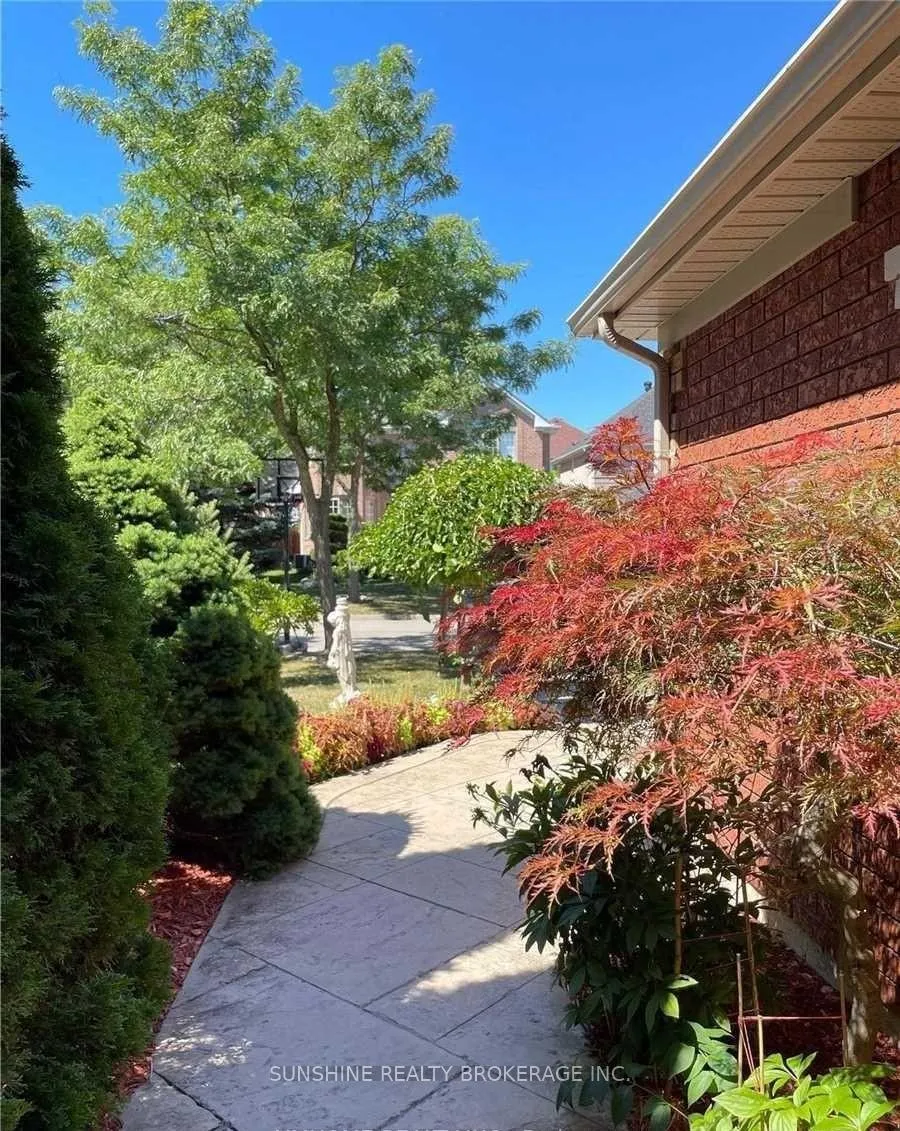 Photo 3 of 115 Elvira Crescent, Markham, Rouge River Estates — HOMEH