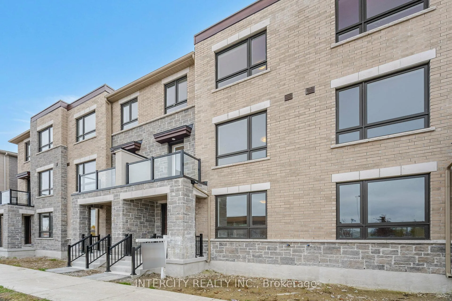 Photo 2 of 19 Mumbai Drive, Markham, Middlefield — HOMEH