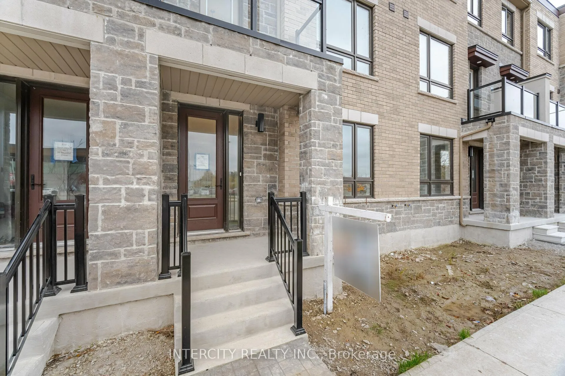 Photo 3 of 19 Mumbai Drive, Markham, Middlefield — HOMEH