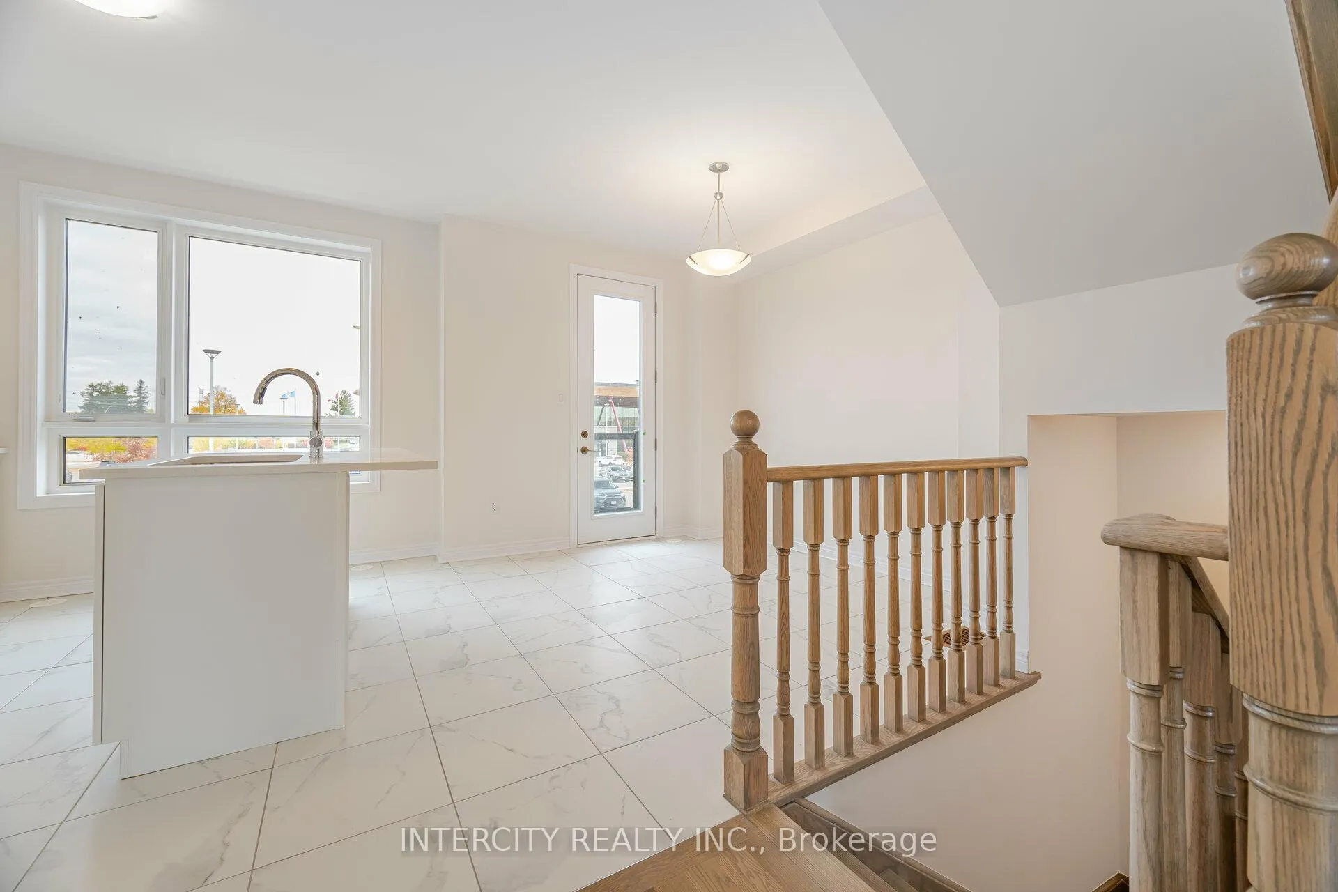 Photo 8 of 19 Mumbai Drive, Markham, Middlefield — HOMEH