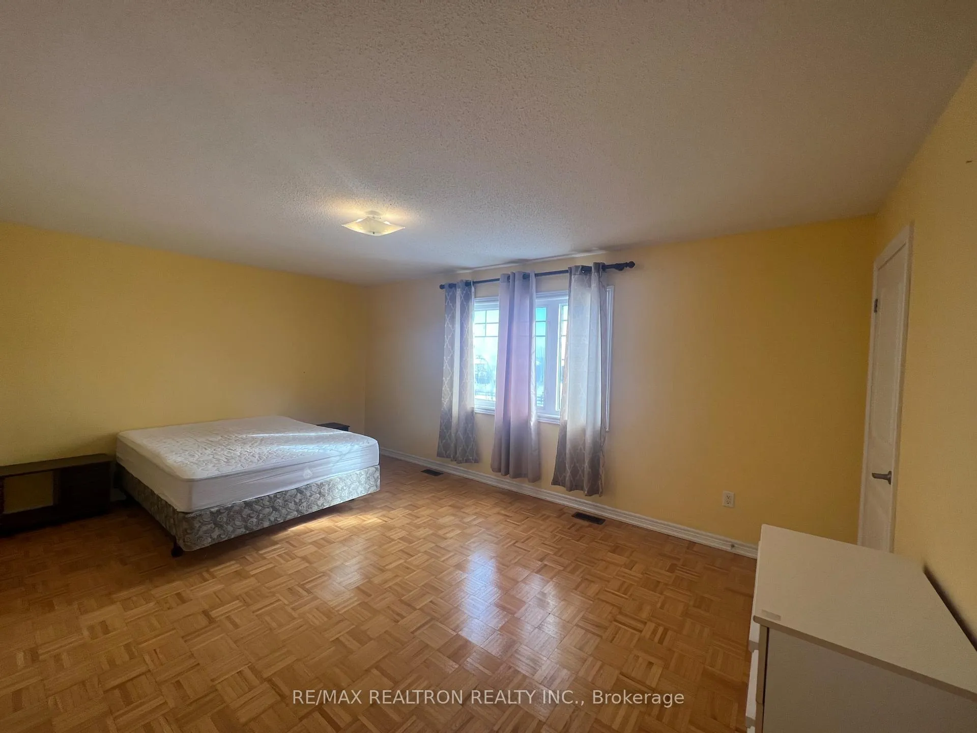 Photo 10 of 29 Pexton Avenue, Richmond Hill, Jefferson — HOMEH