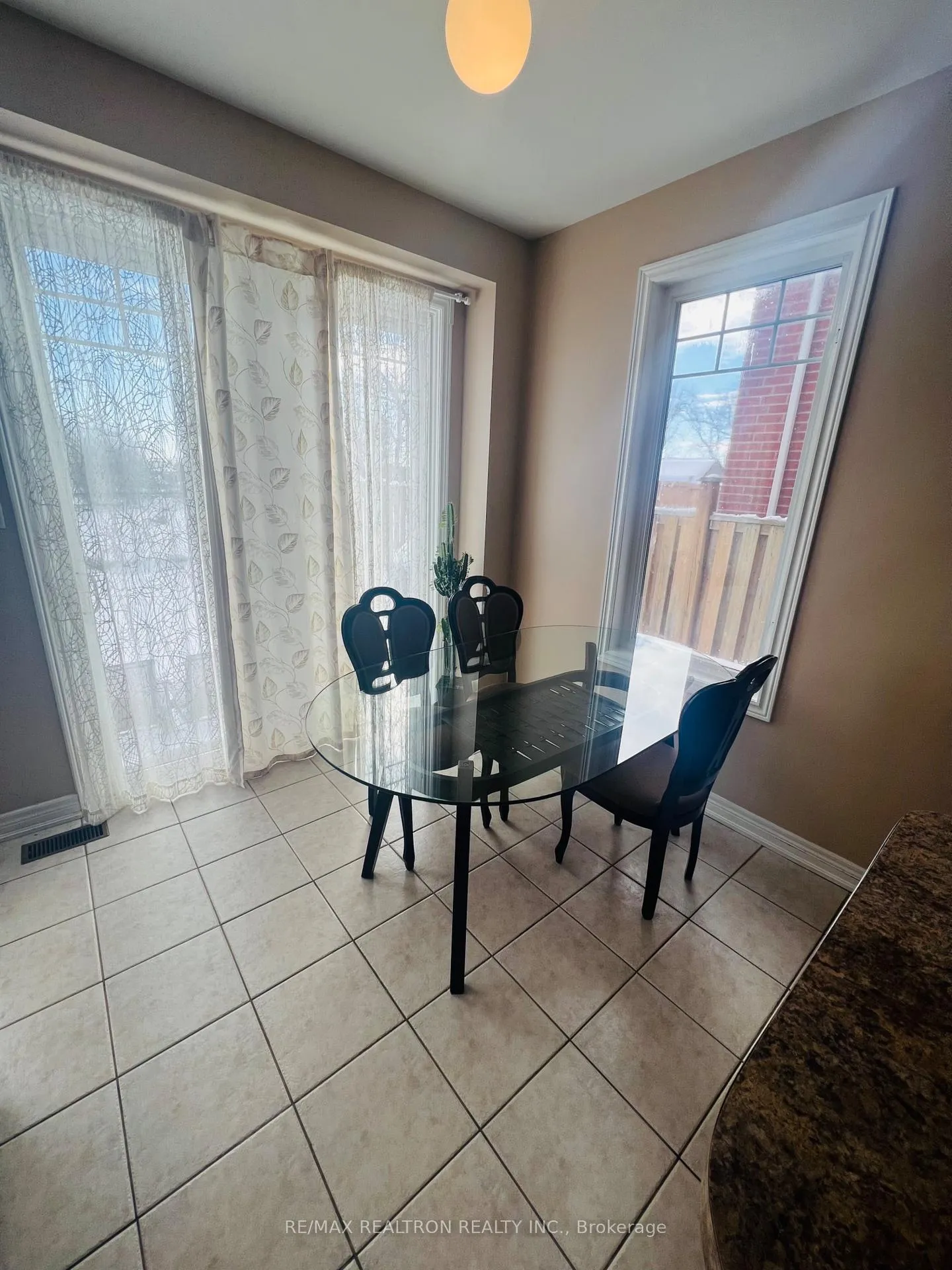 Photo 12 of 29 Pexton Avenue, Richmond Hill, Jefferson — HOMEH