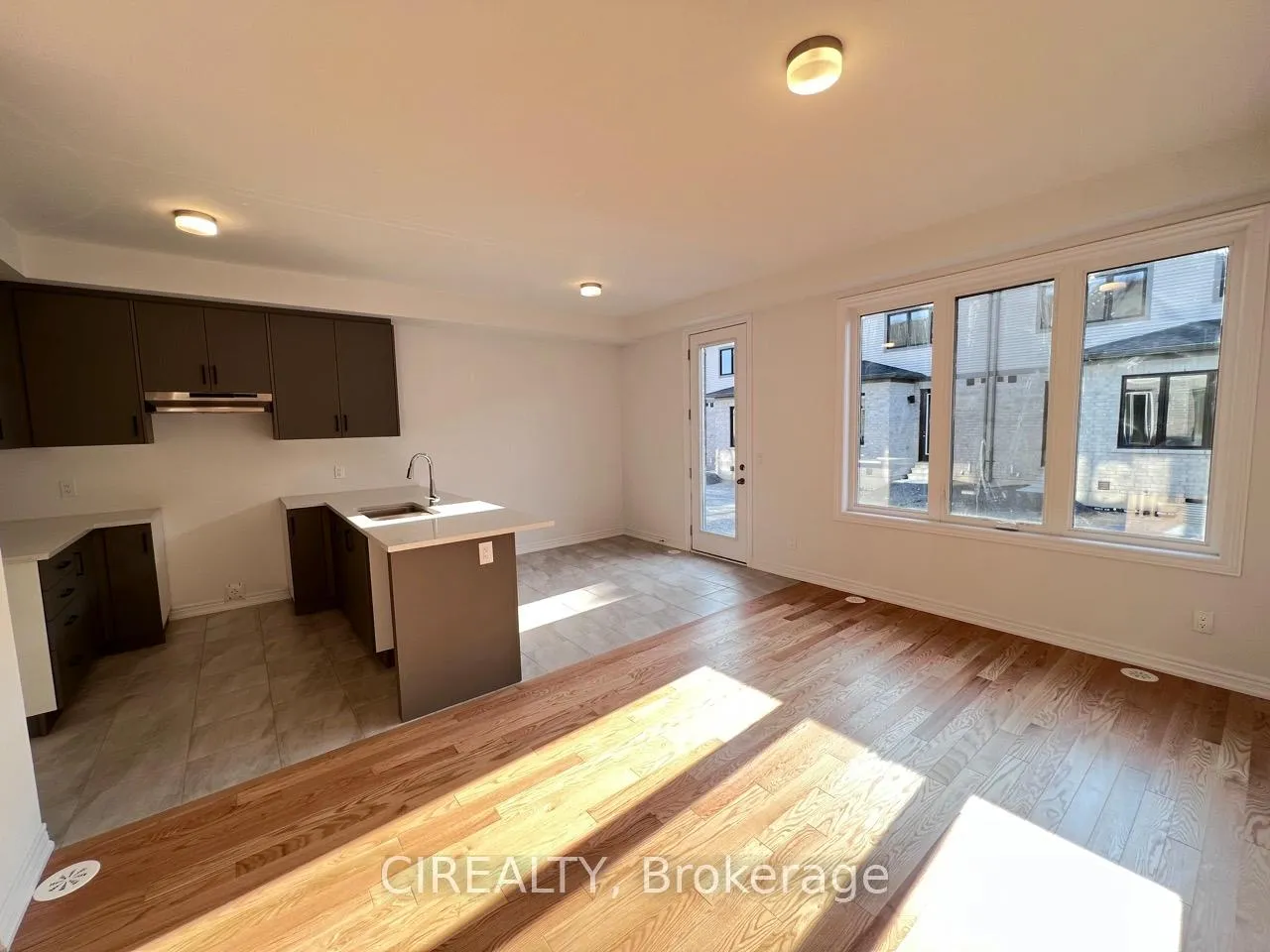 Photo 3 of 20 Sorbara Way, Whitby, Brooklin — HOMEH