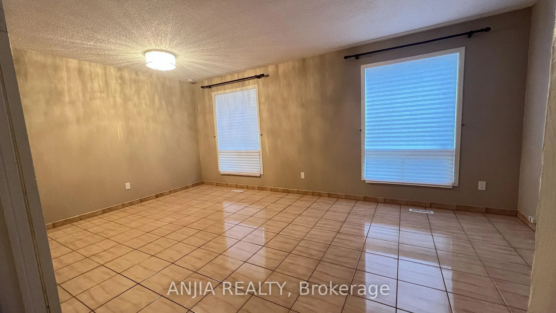 Photo 3 of 5 Forbes Crescent, Markham, Milliken Mills East — HOMEH
