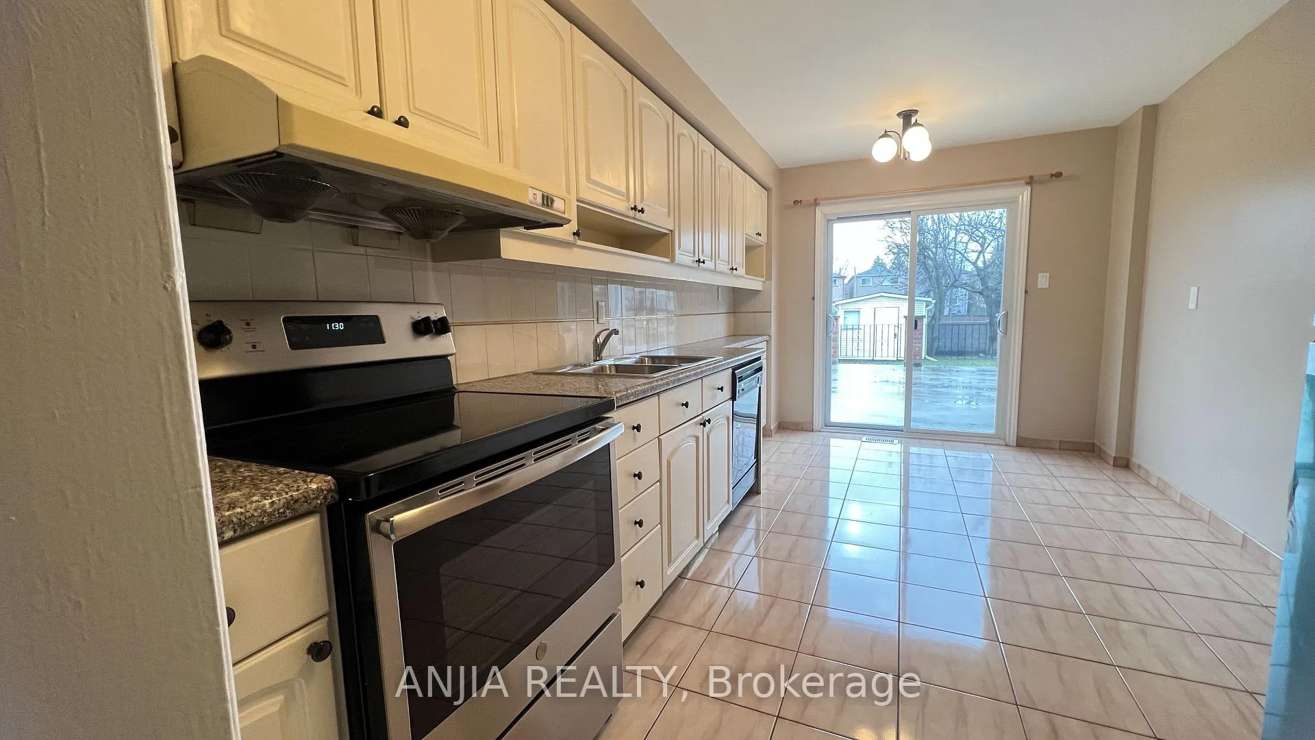Photo 4 of 5 Forbes Crescent, Markham, Milliken Mills East — HOMEH
