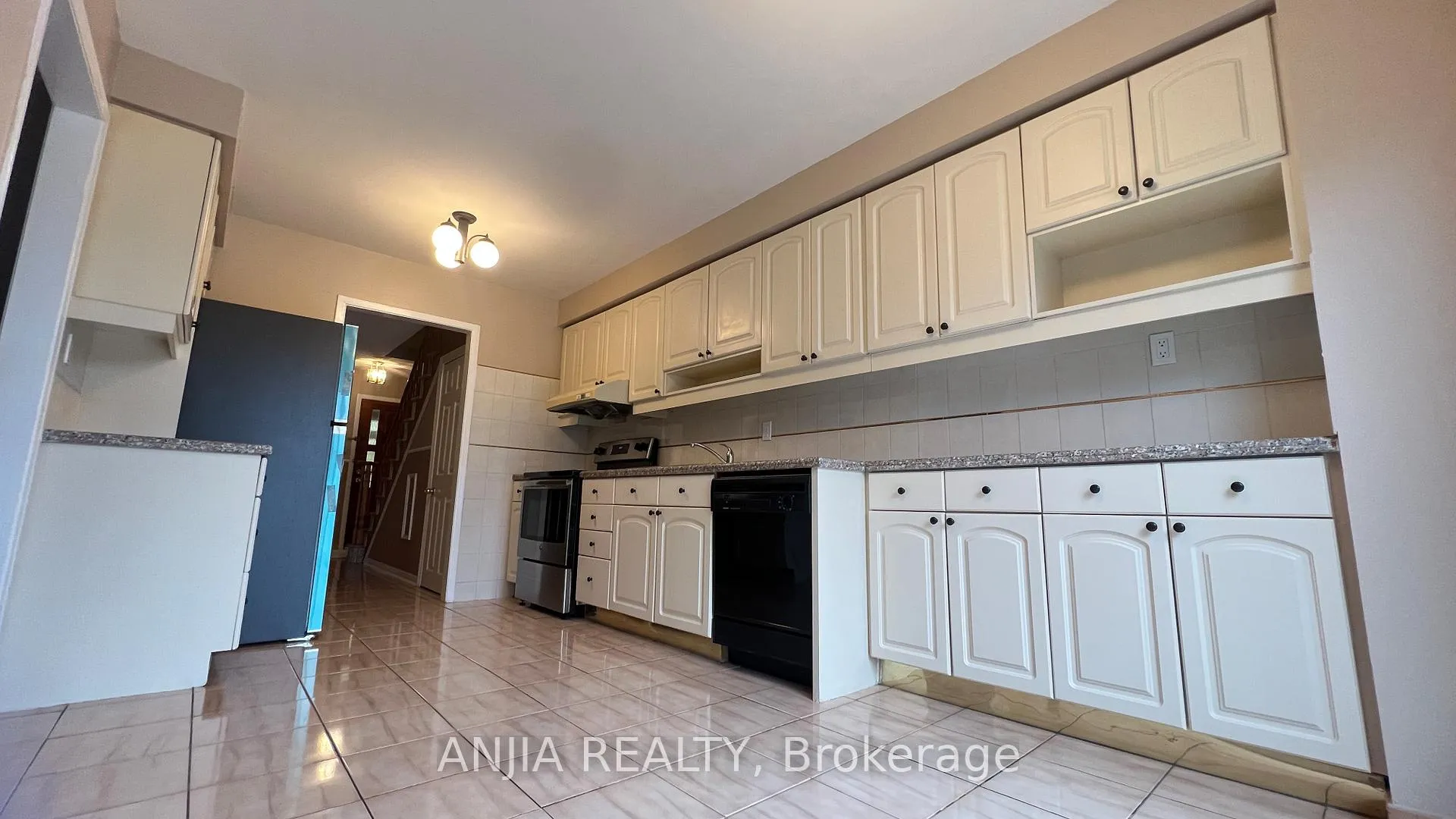 Photo 6 of 5 Forbes Crescent, Markham, Milliken Mills East — HOMEH
