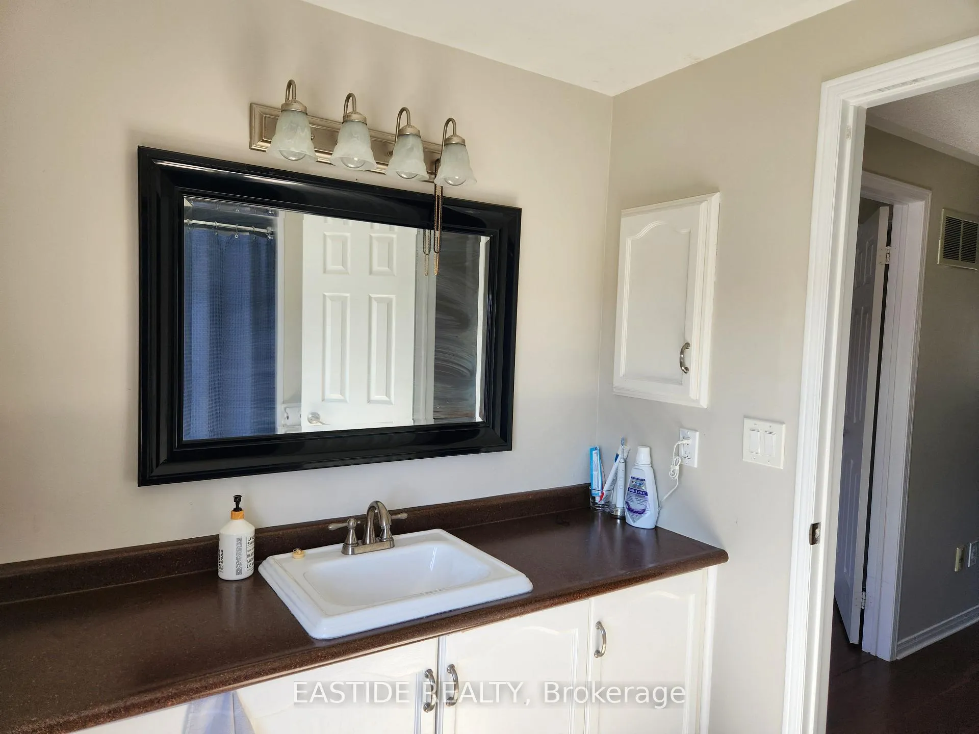 Photo 2 of 82 Hooper Square, Clarington, Bowmanville — HOMEH