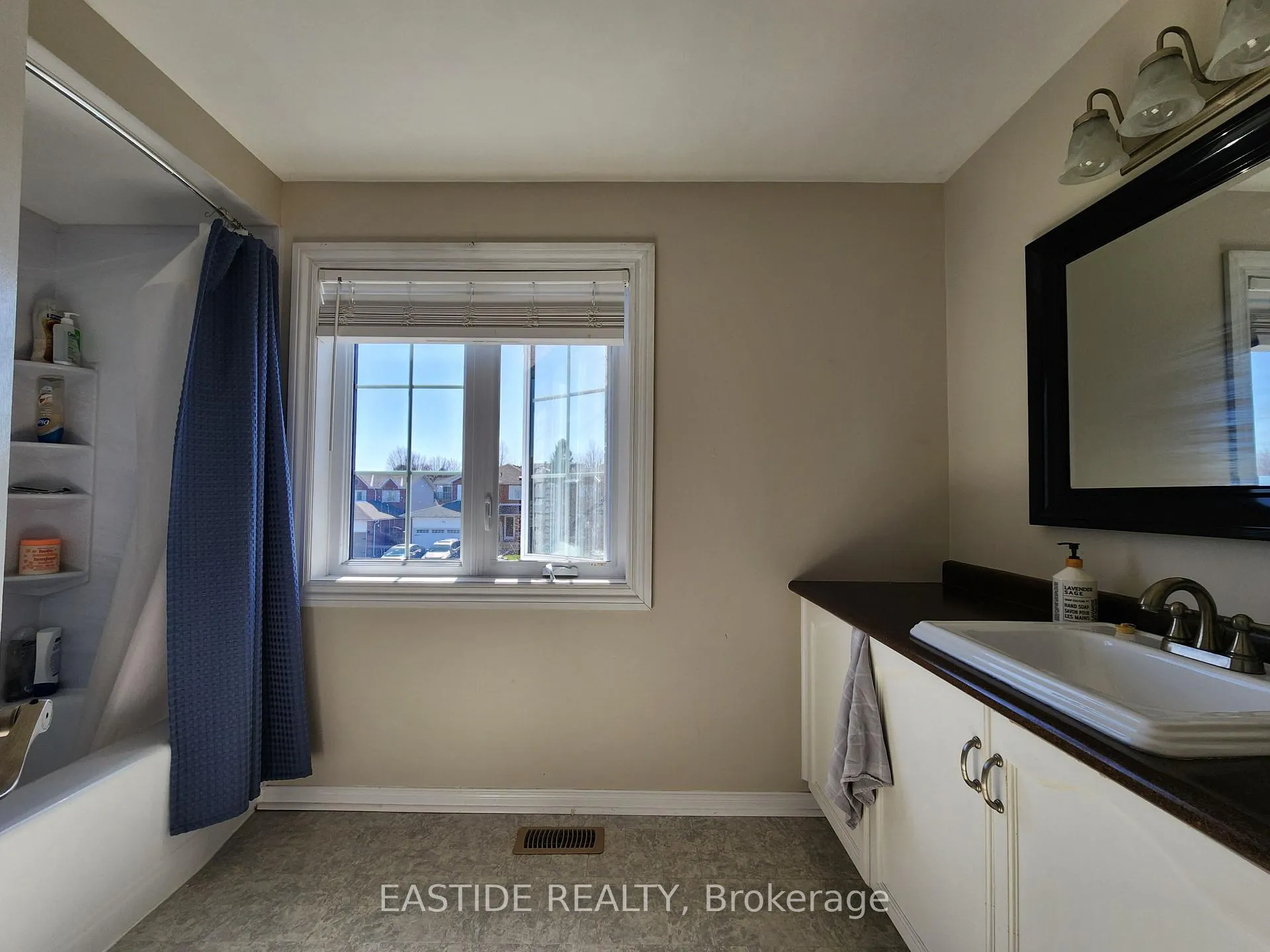 Photo 3 of 82 Hooper Square, Clarington, Bowmanville — HOMEH