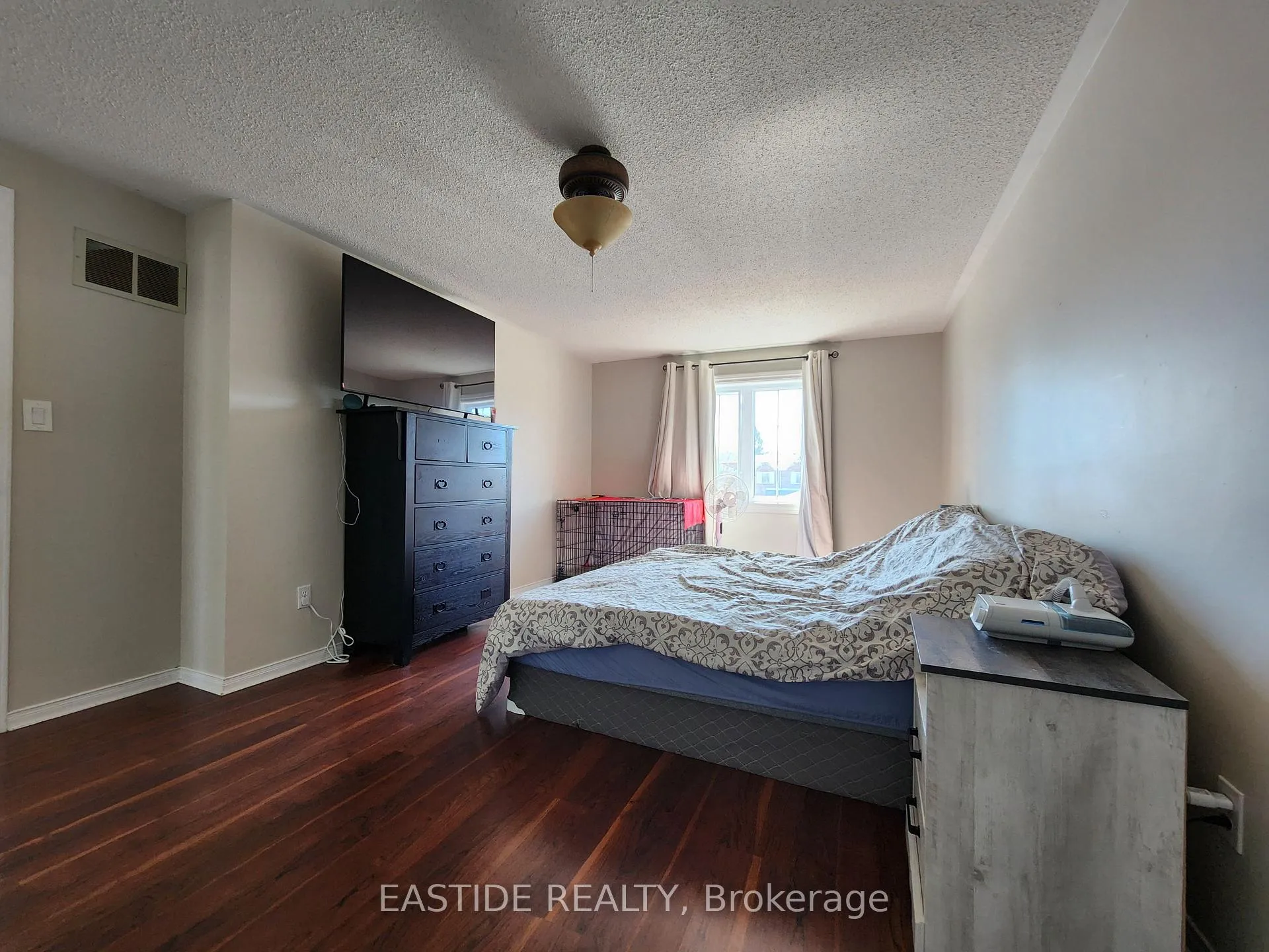 Photo 5 of 82 Hooper Square, Clarington, Bowmanville — HOMEH