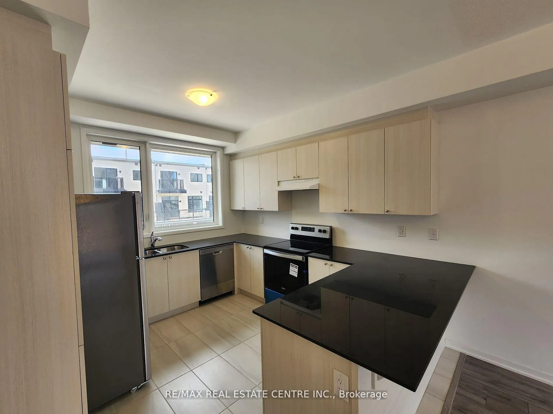 Photo 3 of 775 Stanstead Path, Oshawa, Samac — HOMEH