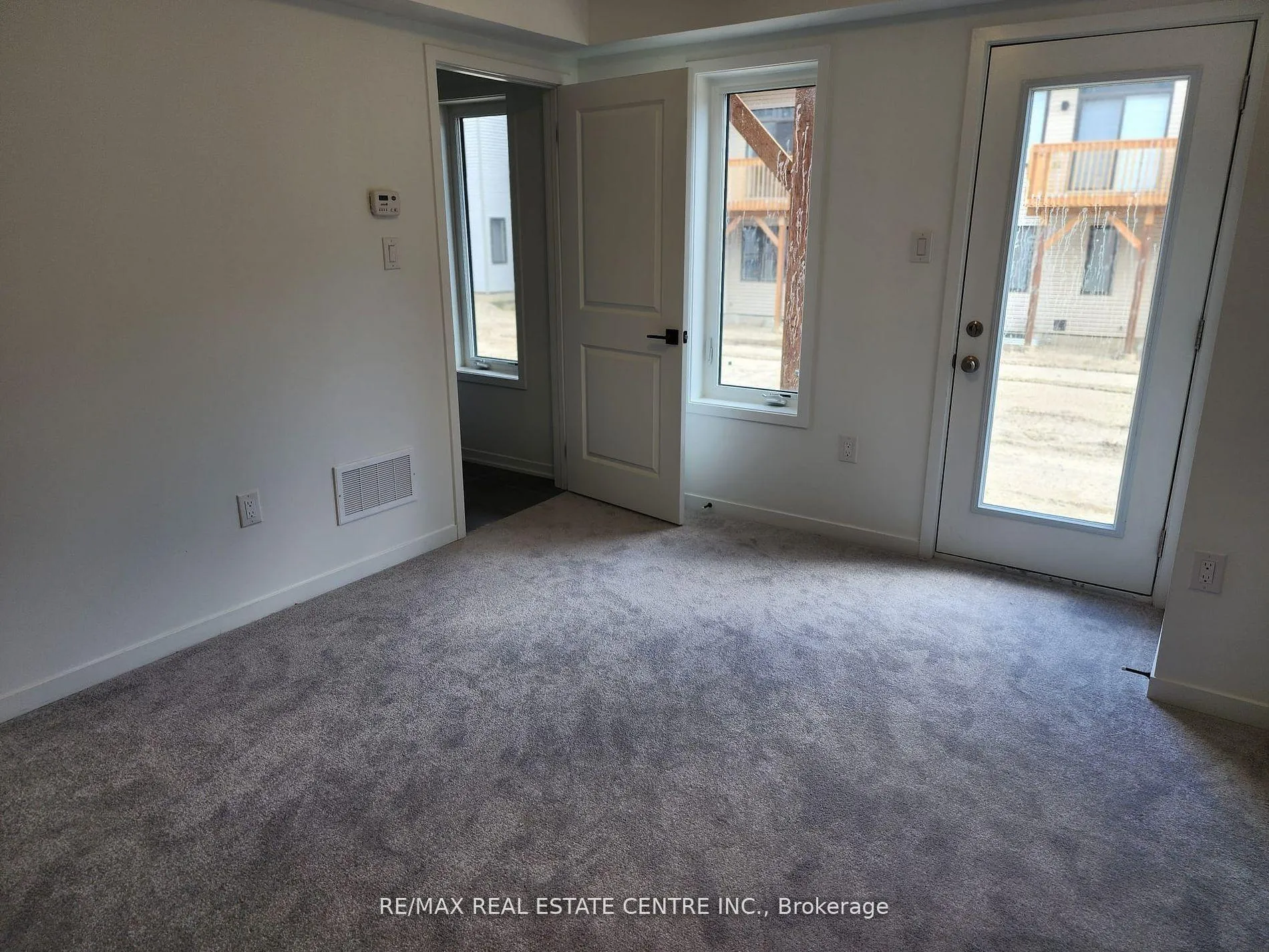 Photo 9 of 775 Stanstead Path, Oshawa, Samac — HOMEH