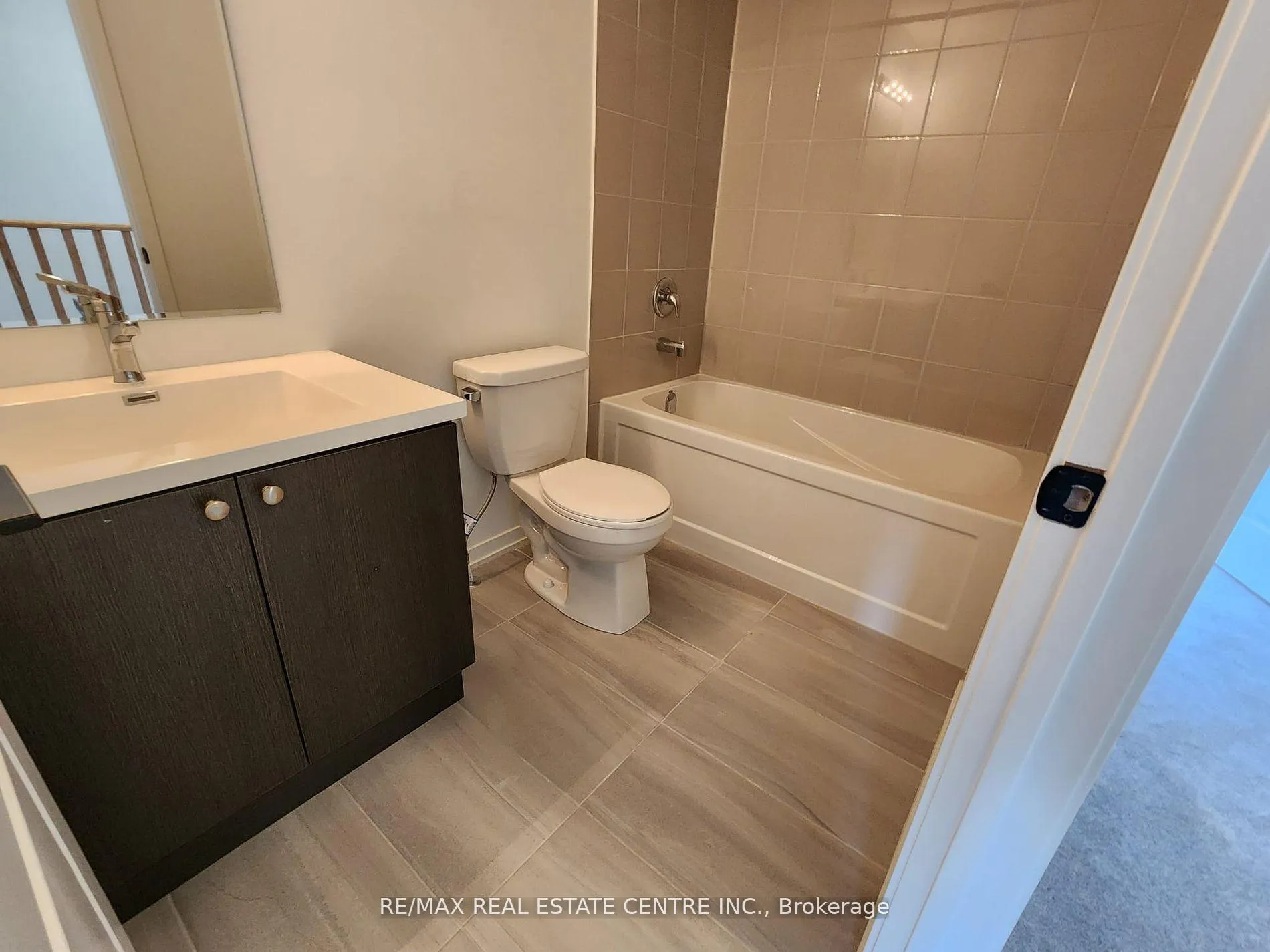 Photo 10 of 775 Stanstead Path, Oshawa, Samac — HOMEH